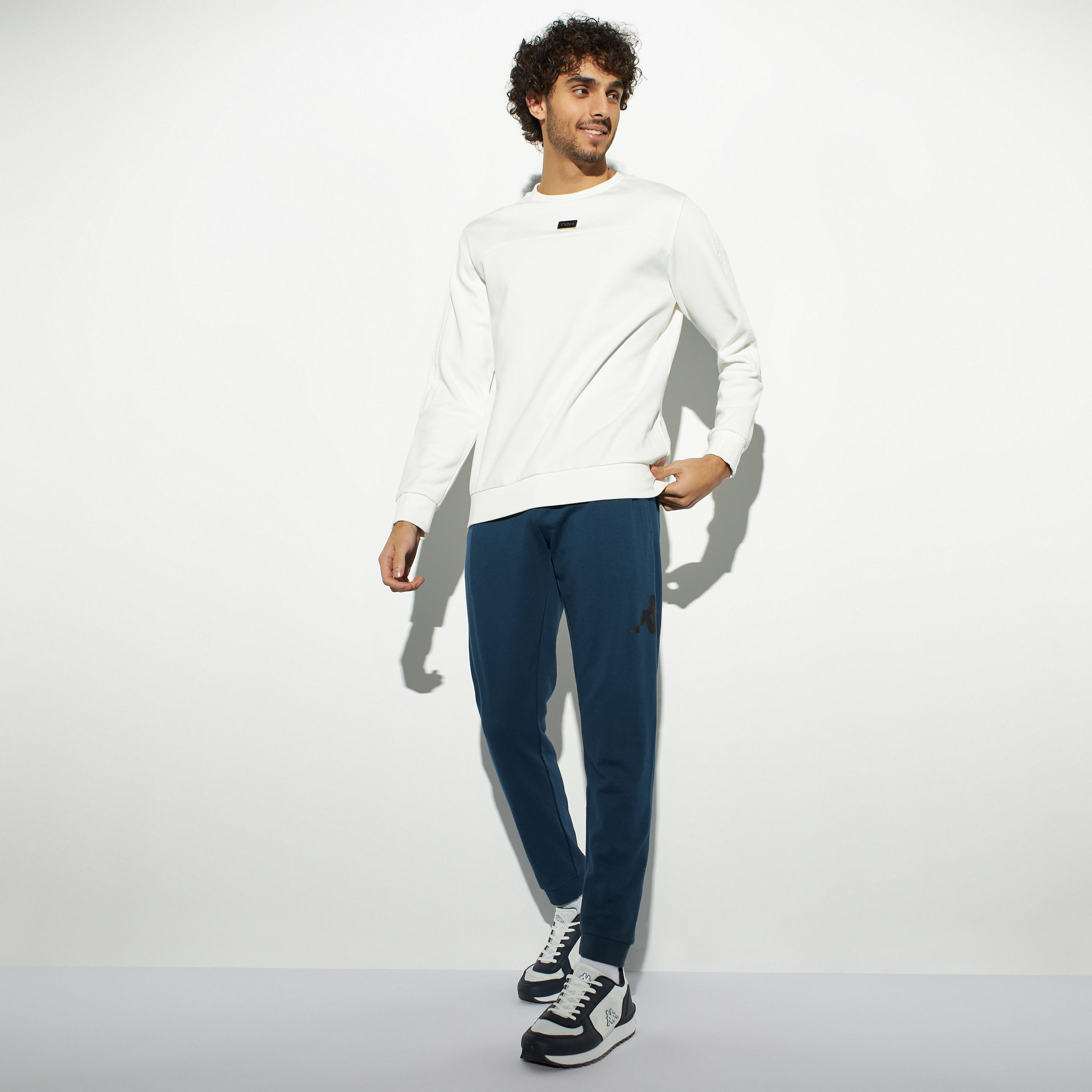 بنطلون رياضي برباط إغلاق وجيوب وطبعات شعار من كابا-men-clothing-sportswearandactivewear-bottoms-image-2