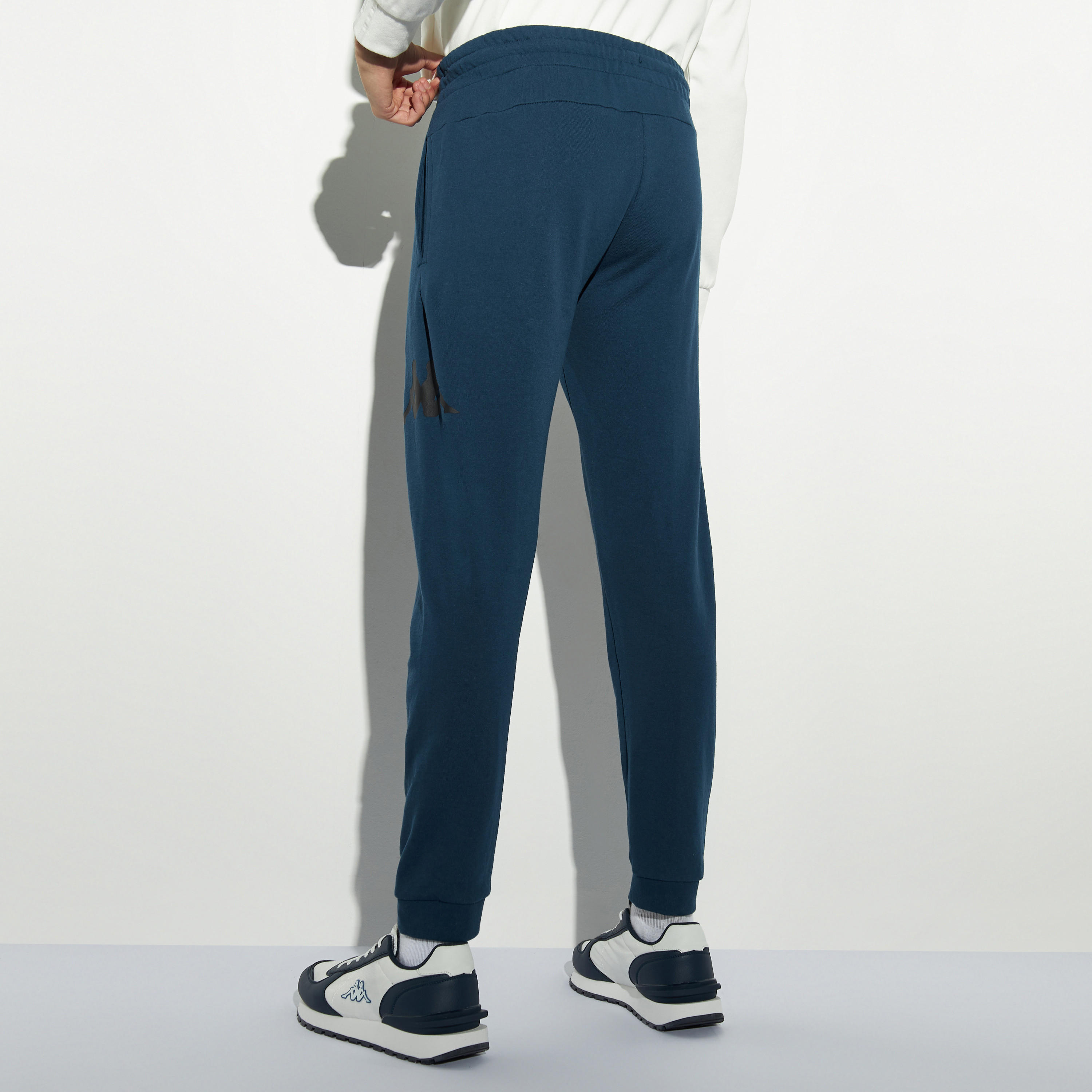 بنطلون رياضي برباط إغلاق وجيوب وطبعات شعار من كابا-men-clothing-sportswearandactivewear-bottoms-image-3