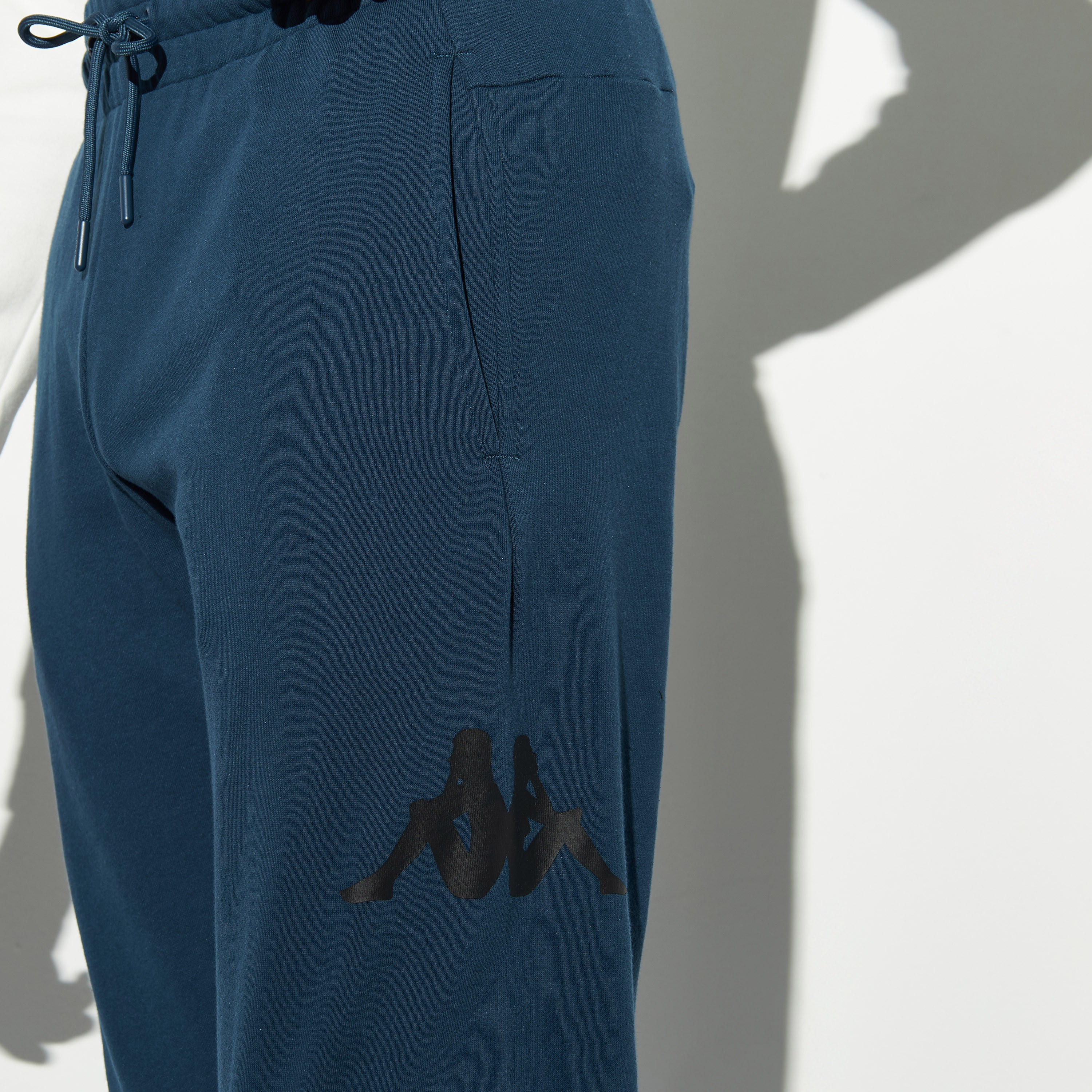 بنطلون رياضي برباط إغلاق وجيوب وطبعات شعار من كابا-men-clothing-sportswearandactivewear-bottoms-image-4