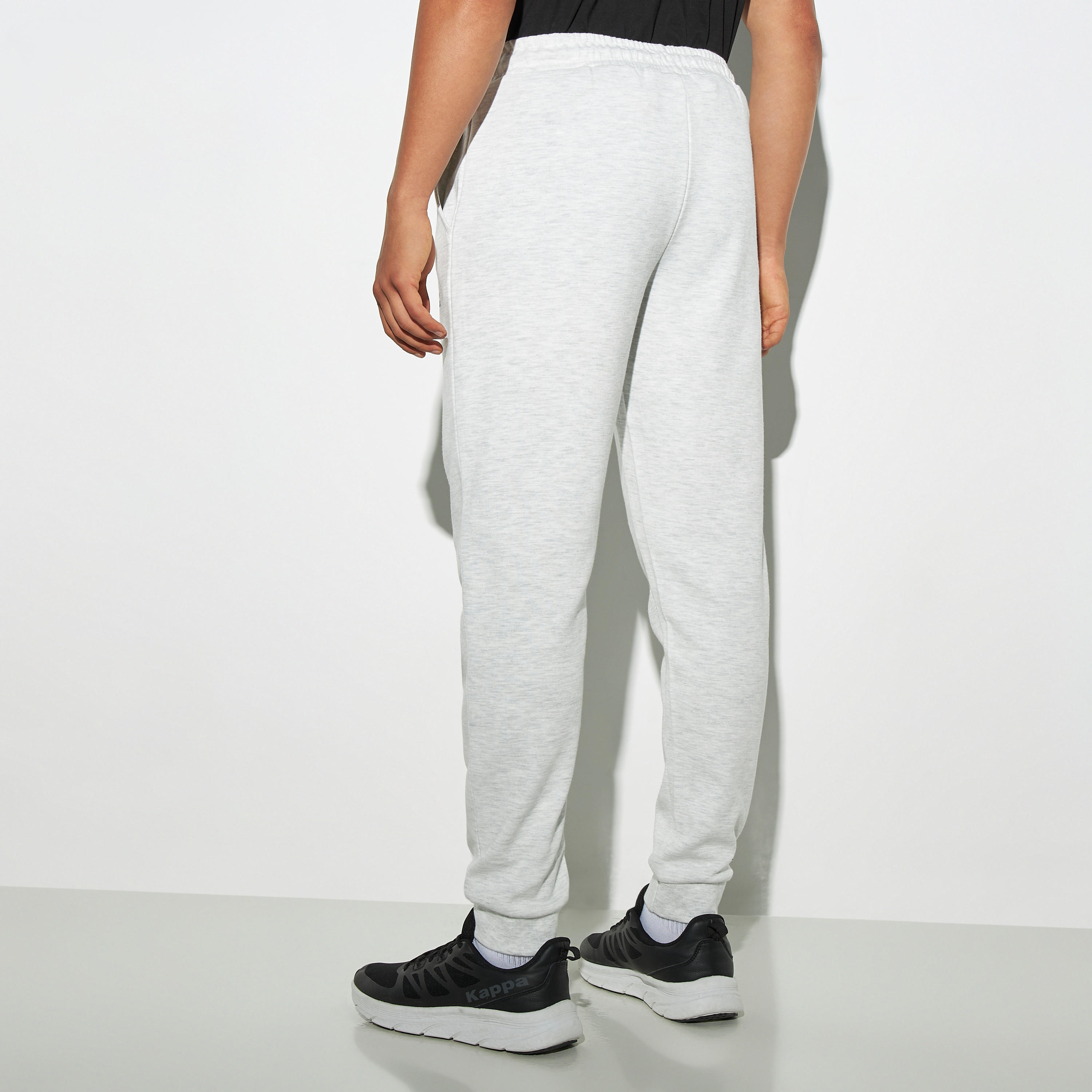 بنطلون رياضي سادة برباط إغلاق وجيوب من كابا-men-clothing-sportswearandactivewear-bottoms-image-3