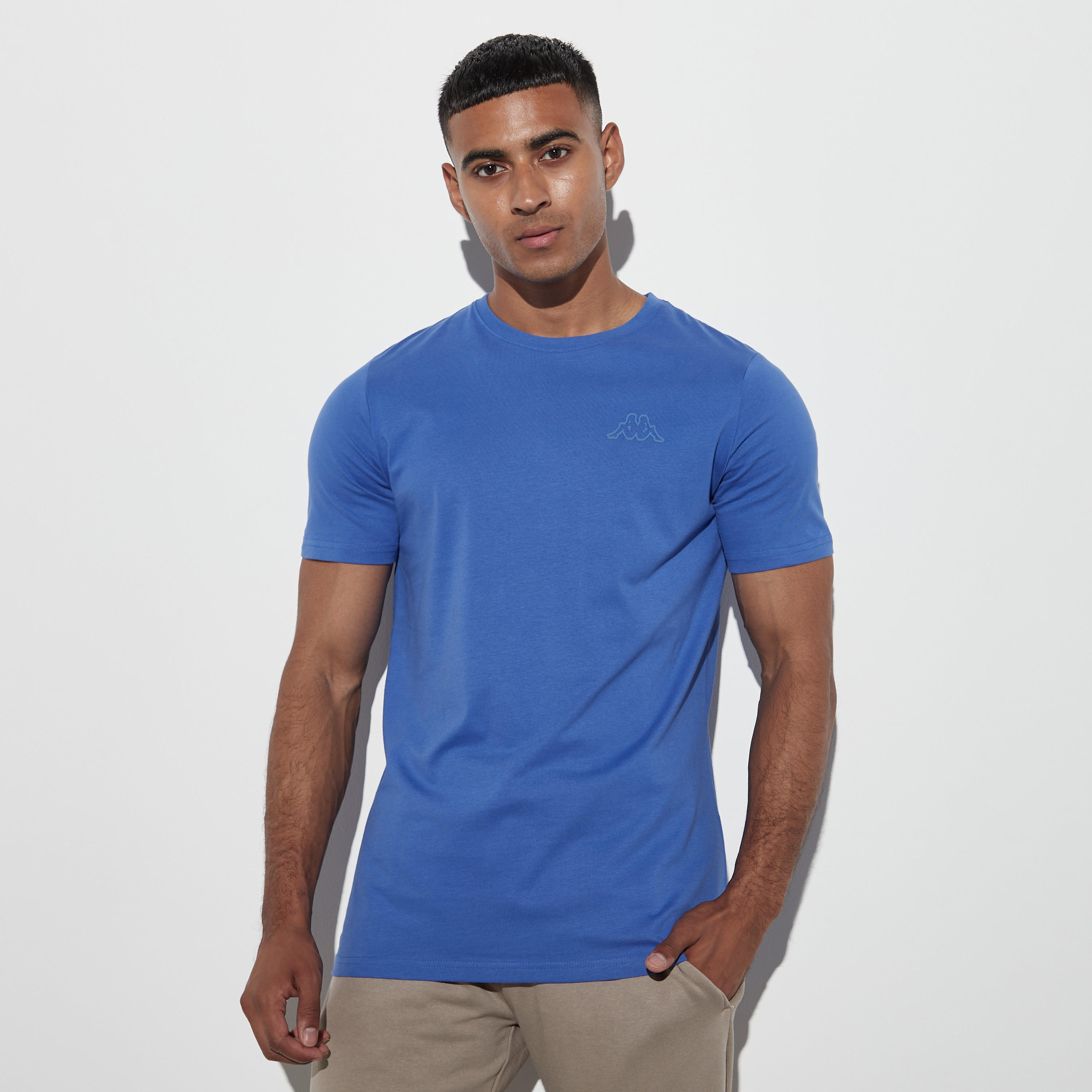 تيشيرت سادة بياقة ضيّقة وأكمام قصيرة من كابا-men-clothing-sportswearandactivewear-tshirtsandpolos-image-4