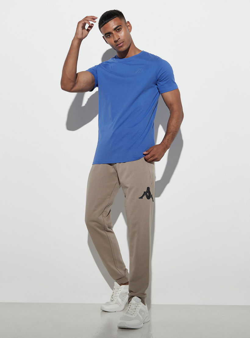 تيشيرت سادة بياقة ضيّقة وأكمام قصيرة من كابا-men-clothing-sportswearandactivewear-tshirtsandpolos-image-3