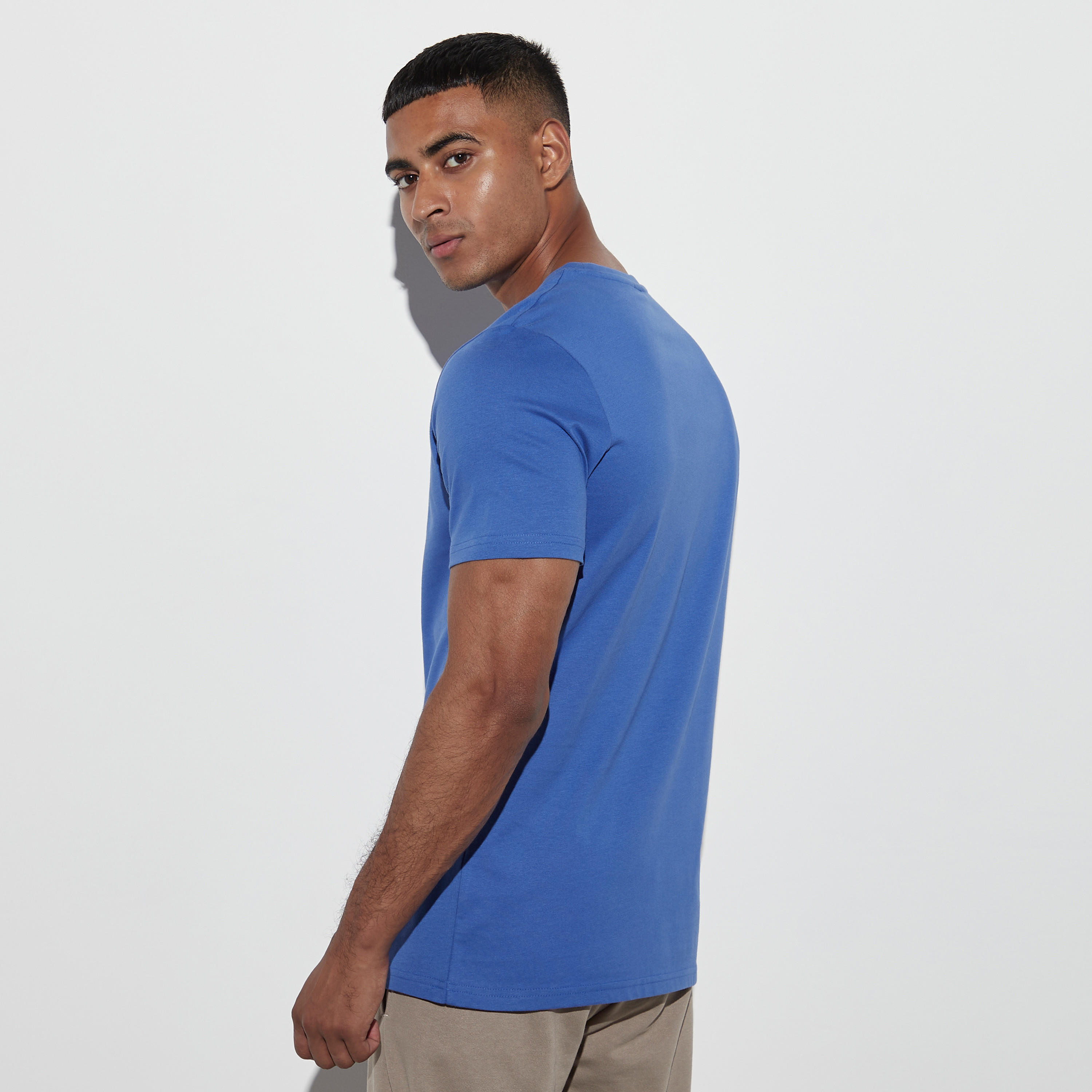 تيشيرت سادة بياقة ضيّقة وأكمام قصيرة من كابا-men-clothing-sportswearandactivewear-tshirtsandpolos-image-2