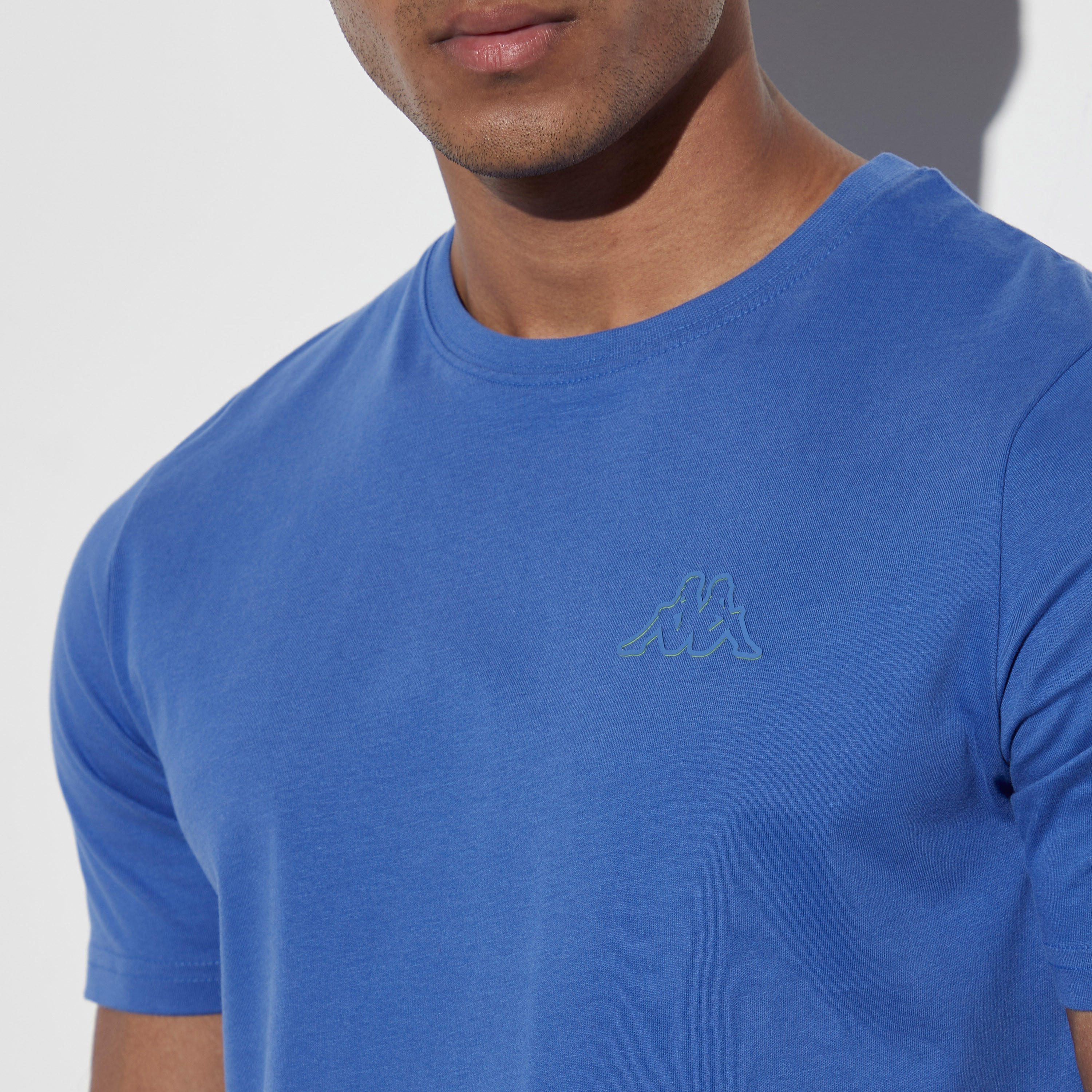 تيشيرت سادة بياقة ضيّقة وأكمام قصيرة من كابا-men-clothing-sportswearandactivewear-tshirtsandpolos-image-1