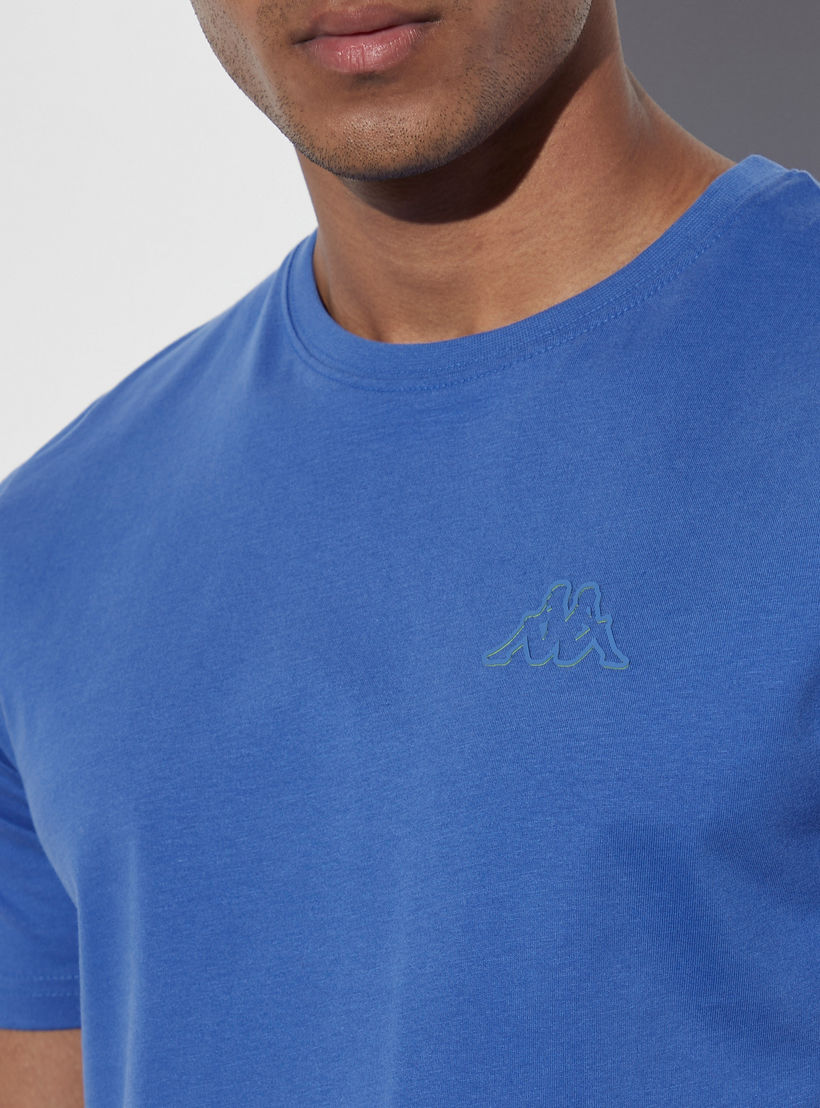 تيشيرت سادة بياقة ضيّقة وأكمام قصيرة من كابا-men-clothing-sportswearandactivewear-tshirtsandpolos-image-1