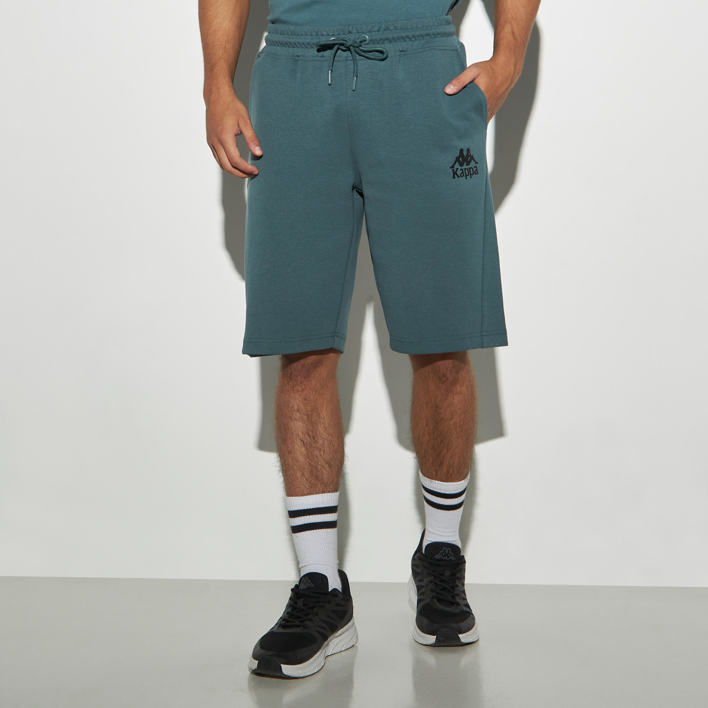 شورت برباط إغلاق وجيوب وطبعات من كابا-men-clothing-sportswearandactivewear-bottoms-image-1