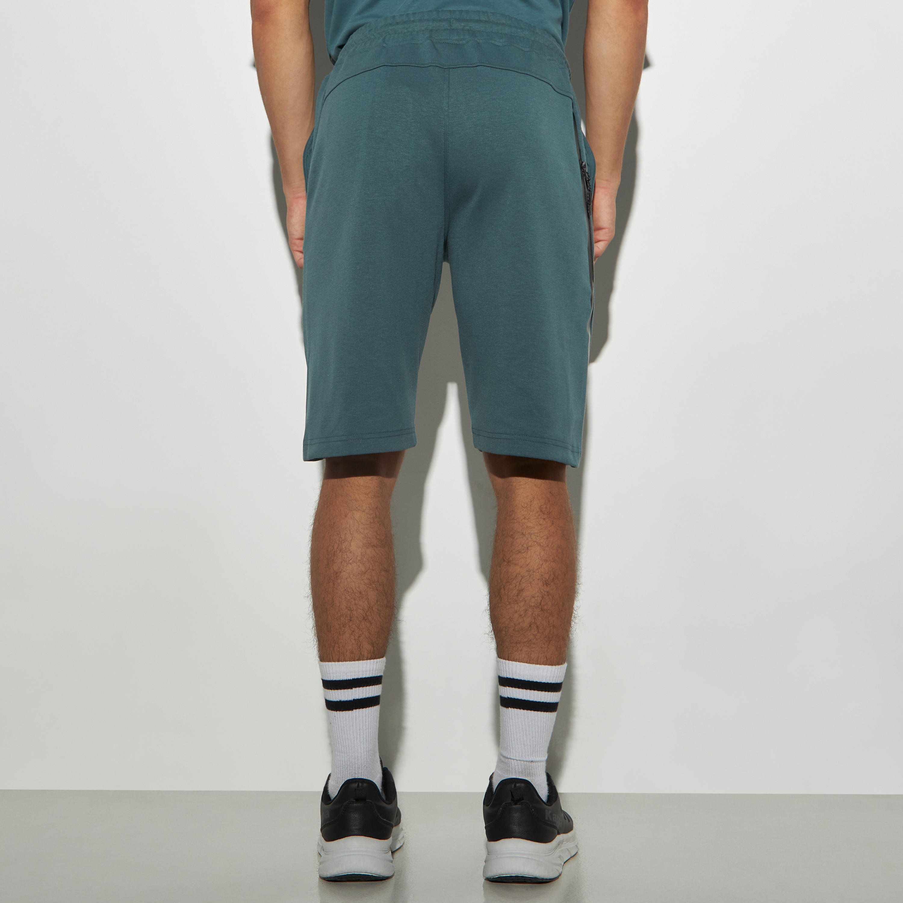شورت برباط إغلاق وجيوب وطبعات من كابا-men-clothing-sportswearandactivewear-bottoms-image-3