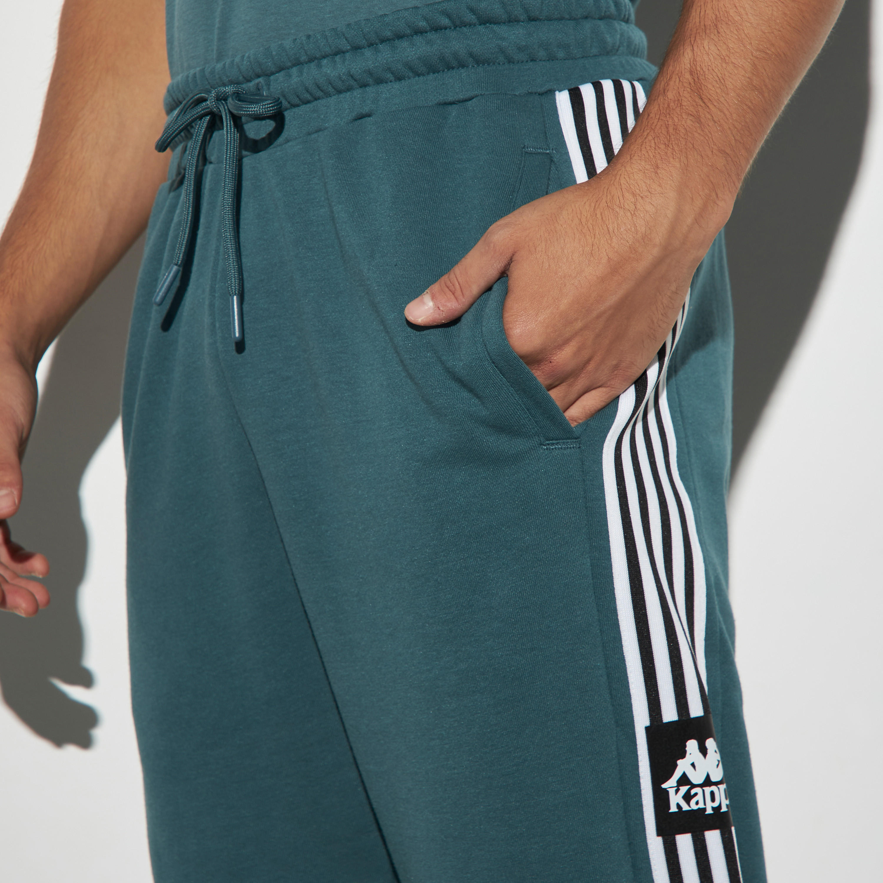 بنطلون رياضي مزخرف بشريطة من كابا-men-clothing-sportswearandactivewear-bottoms-image-4
