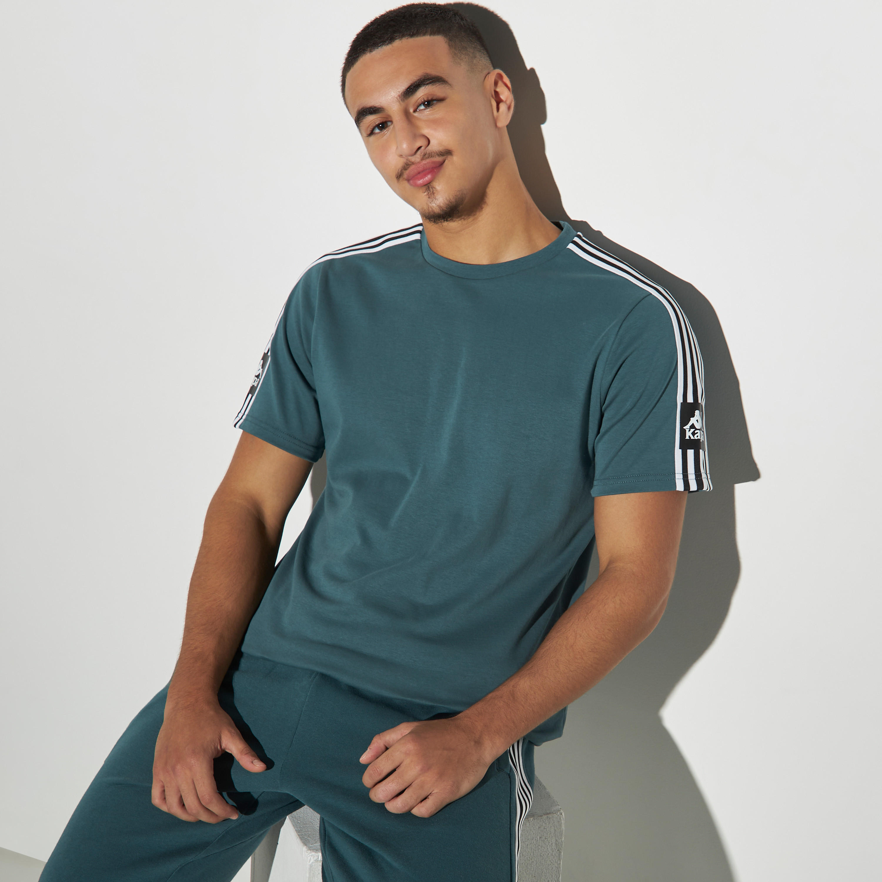 تيشيرت بياقة ضيقة وأكمام قصيرة وطبعات من كابا-men-clothing-sportswearandactivewear-tshirtsandpolos-image-1