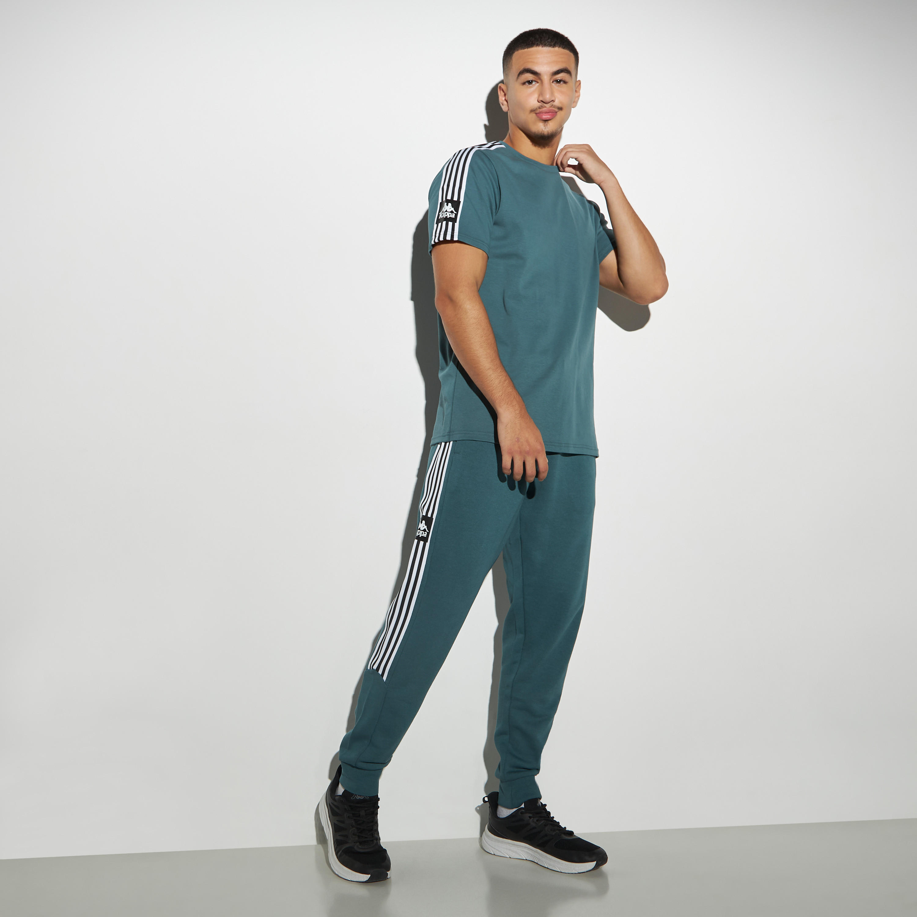 تيشيرت بياقة ضيقة وأكمام قصيرة وطبعات من كابا-men-clothing-sportswearandactivewear-tshirtsandpolos-image-2