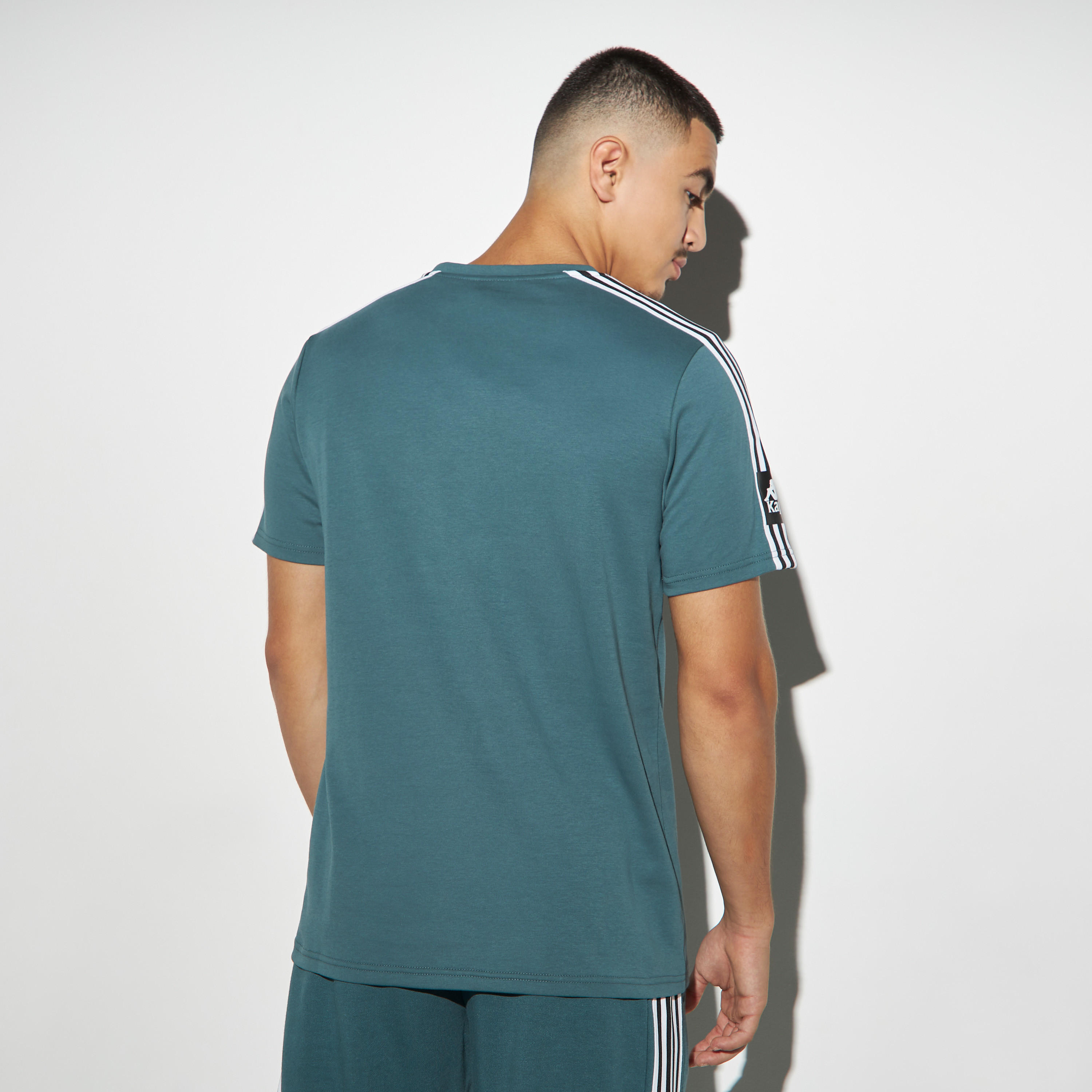 تيشيرت بياقة ضيقة وأكمام قصيرة وطبعات من كابا-men-clothing-sportswearandactivewear-tshirtsandpolos-image-3