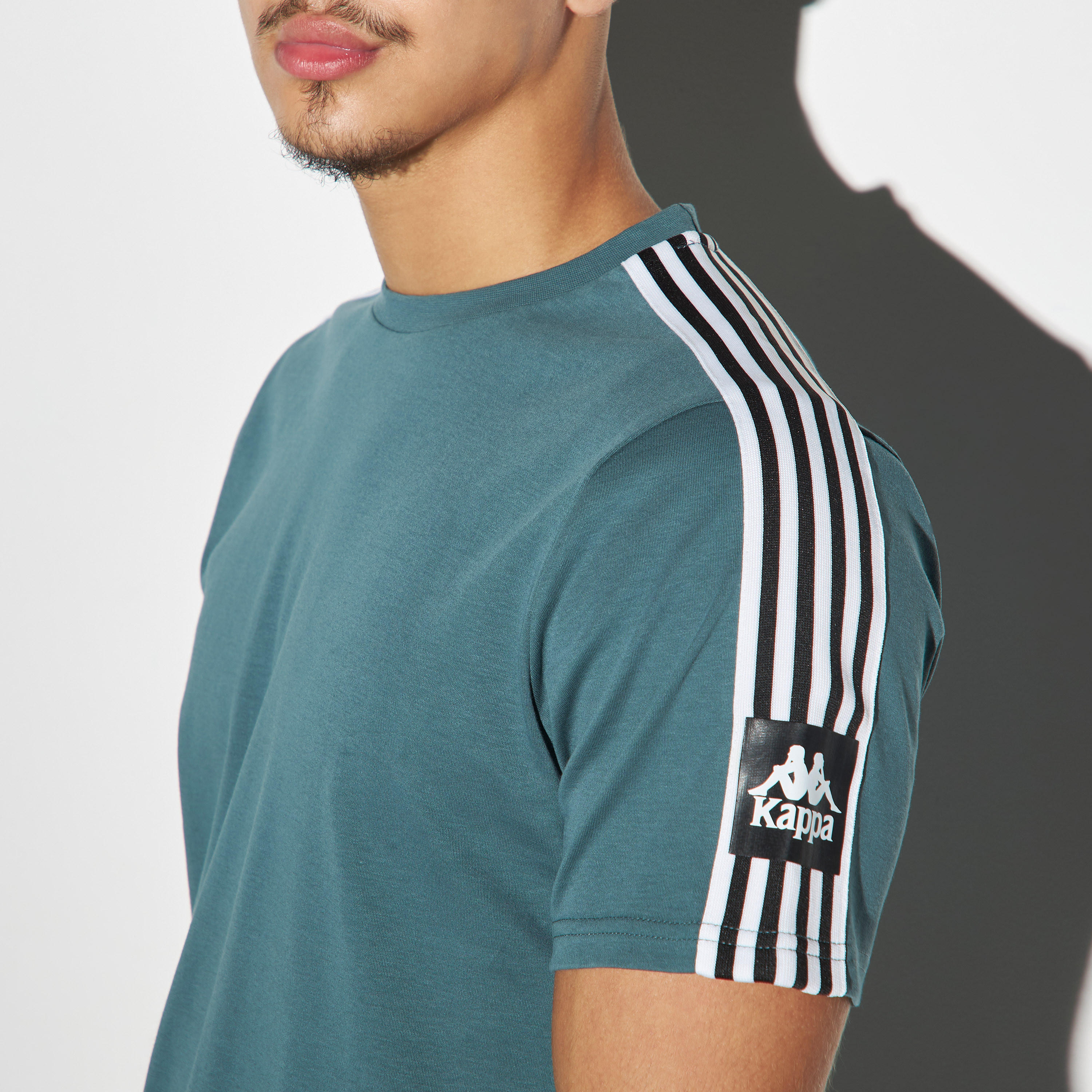 تيشيرت بياقة ضيقة وأكمام قصيرة وطبعات من كابا-men-clothing-sportswearandactivewear-tshirtsandpolos-image-4