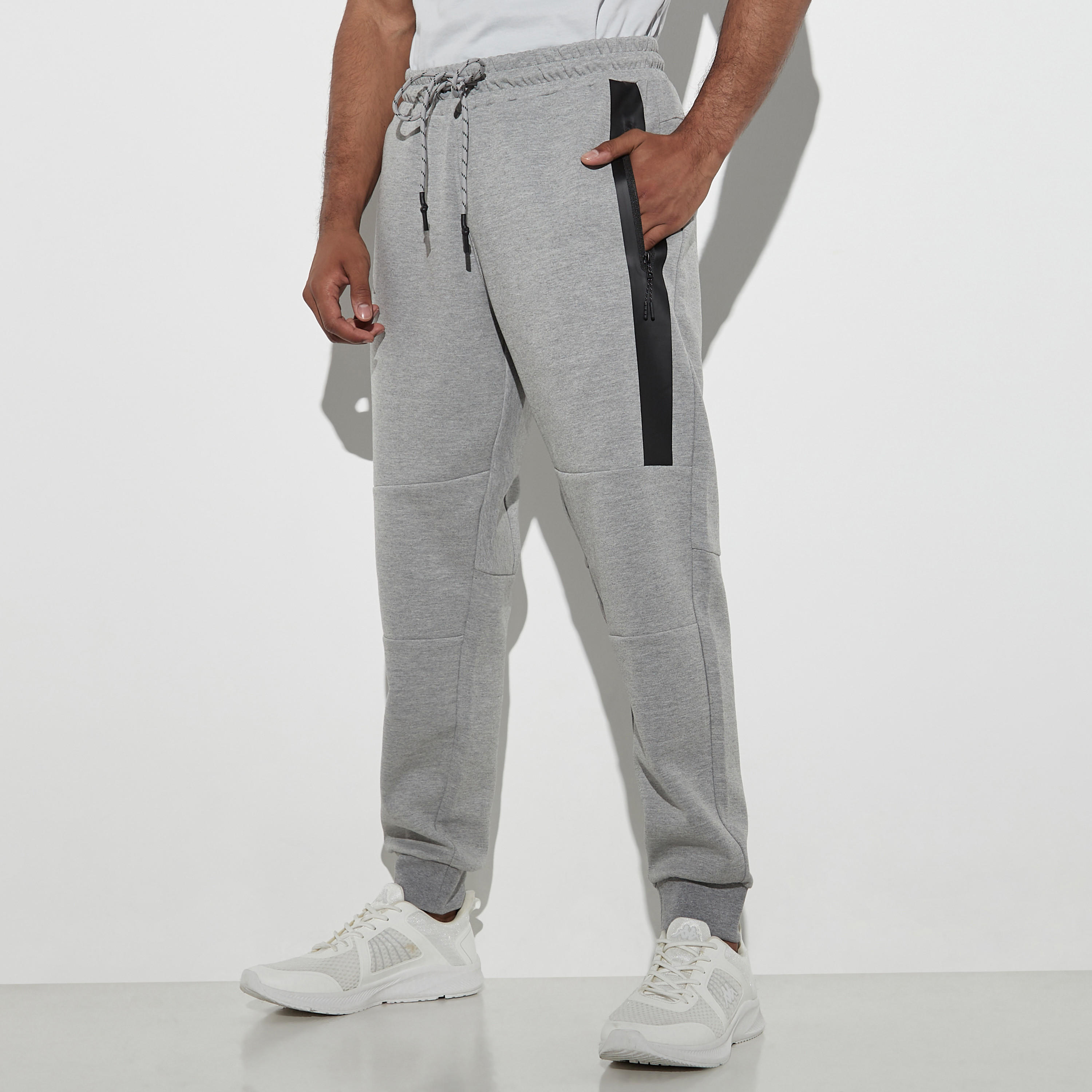 بنطلون رياضي برباط إغلاق وجيوب وطبعات من كابا-men-clothing-sportswearandactivewear-bottoms-image-1