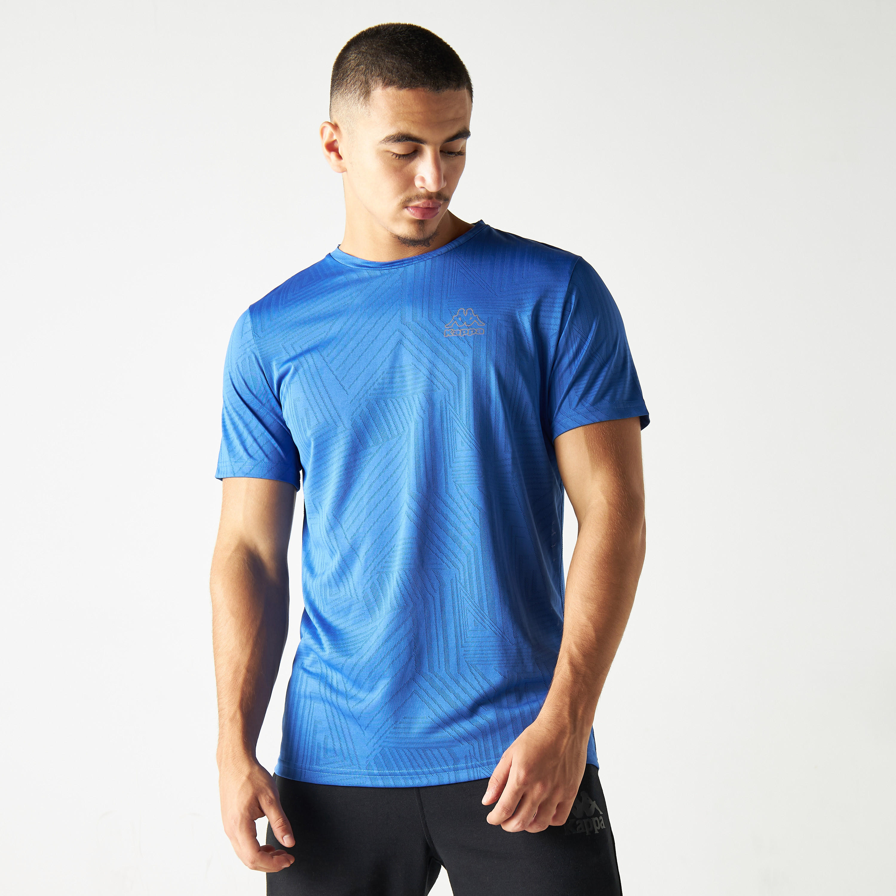 تيشيرت بيرفورمنس بياقة ضيّقة وطبعات من كابا-men-clothing-sportswearandactivewear-tshirtsandpolos-image-1