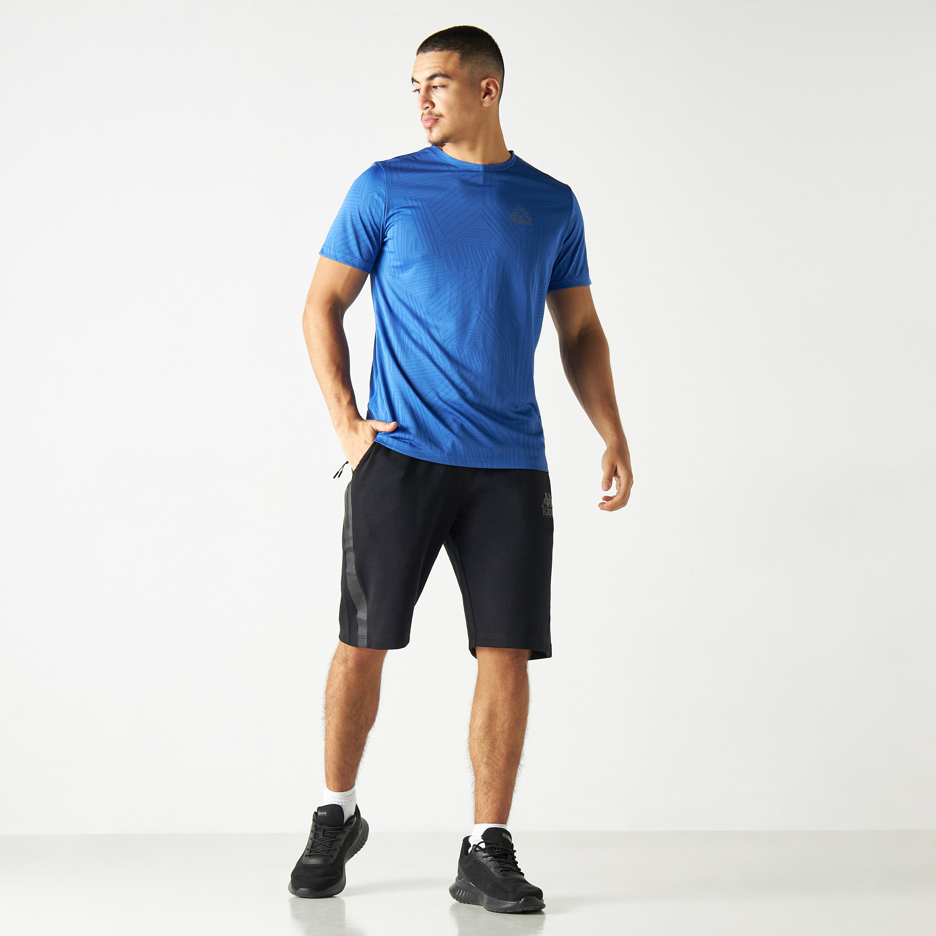تيشيرت بيرفورمنس بياقة ضيّقة وطبعات من كابا-men-clothing-sportswearandactivewear-tshirtsandpolos-image-2