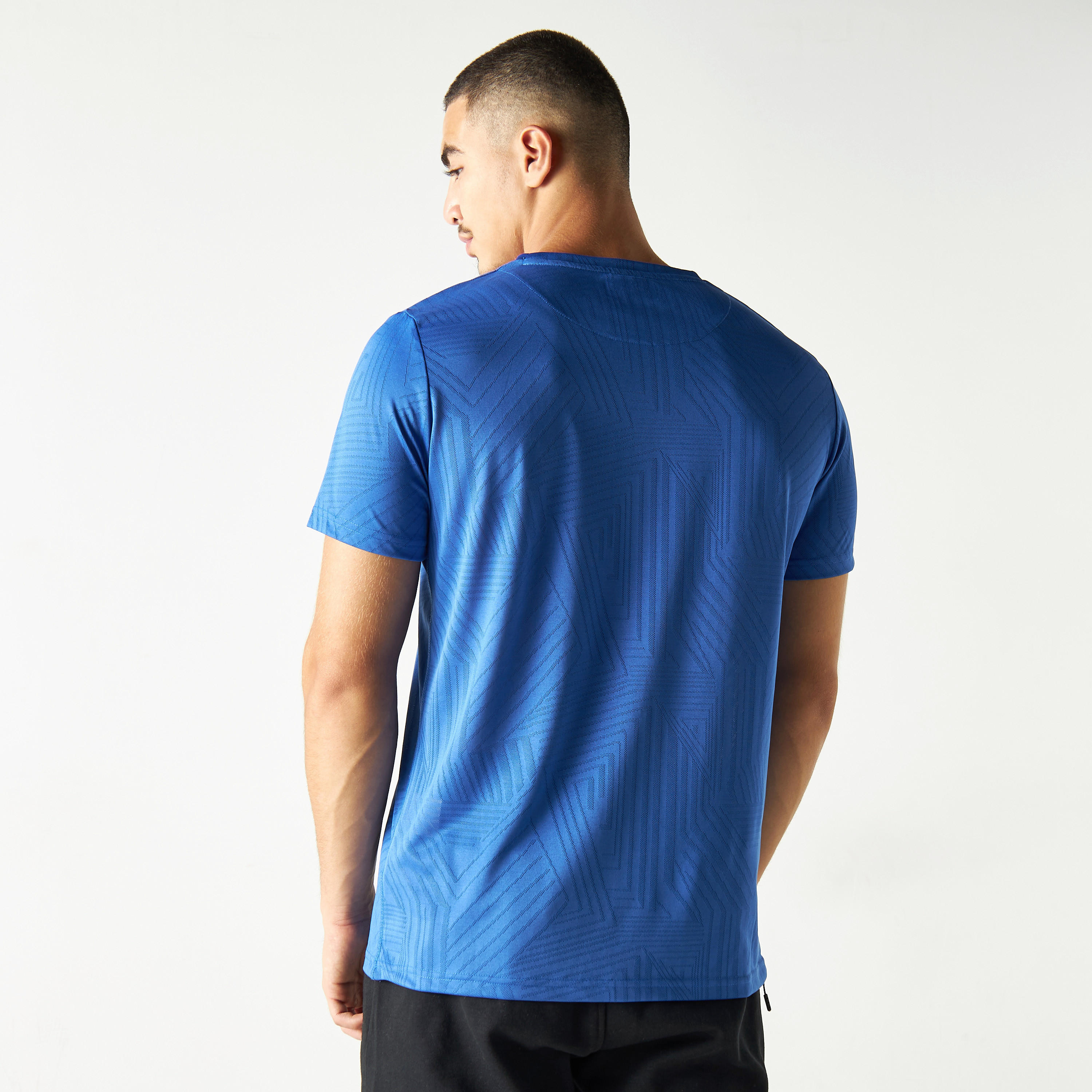 تيشيرت بيرفورمنس بياقة ضيّقة وطبعات من كابا-men-clothing-sportswearandactivewear-tshirtsandpolos-image-3