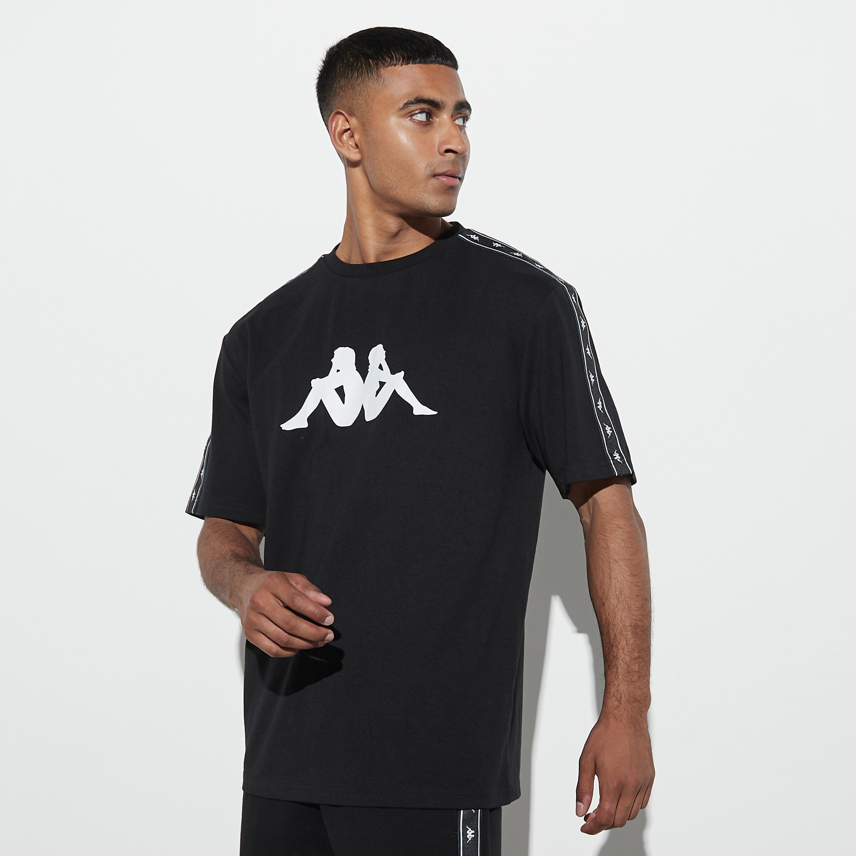 تيشيرت بأكمام قصيرة وياقة ضيقة وطبعات وشريطة من كابا-men-clothing-sportswearandactivewear-tshirtsandpolos-image-1