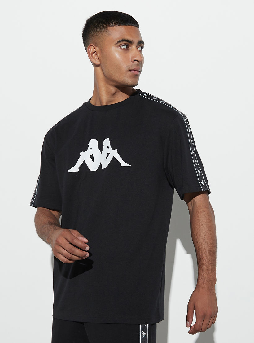 تيشيرت بأكمام قصيرة وياقة ضيقة وطبعات وشريطة من كابا-men-clothing-sportswearandactivewear-tshirtsandpolos-image-1
