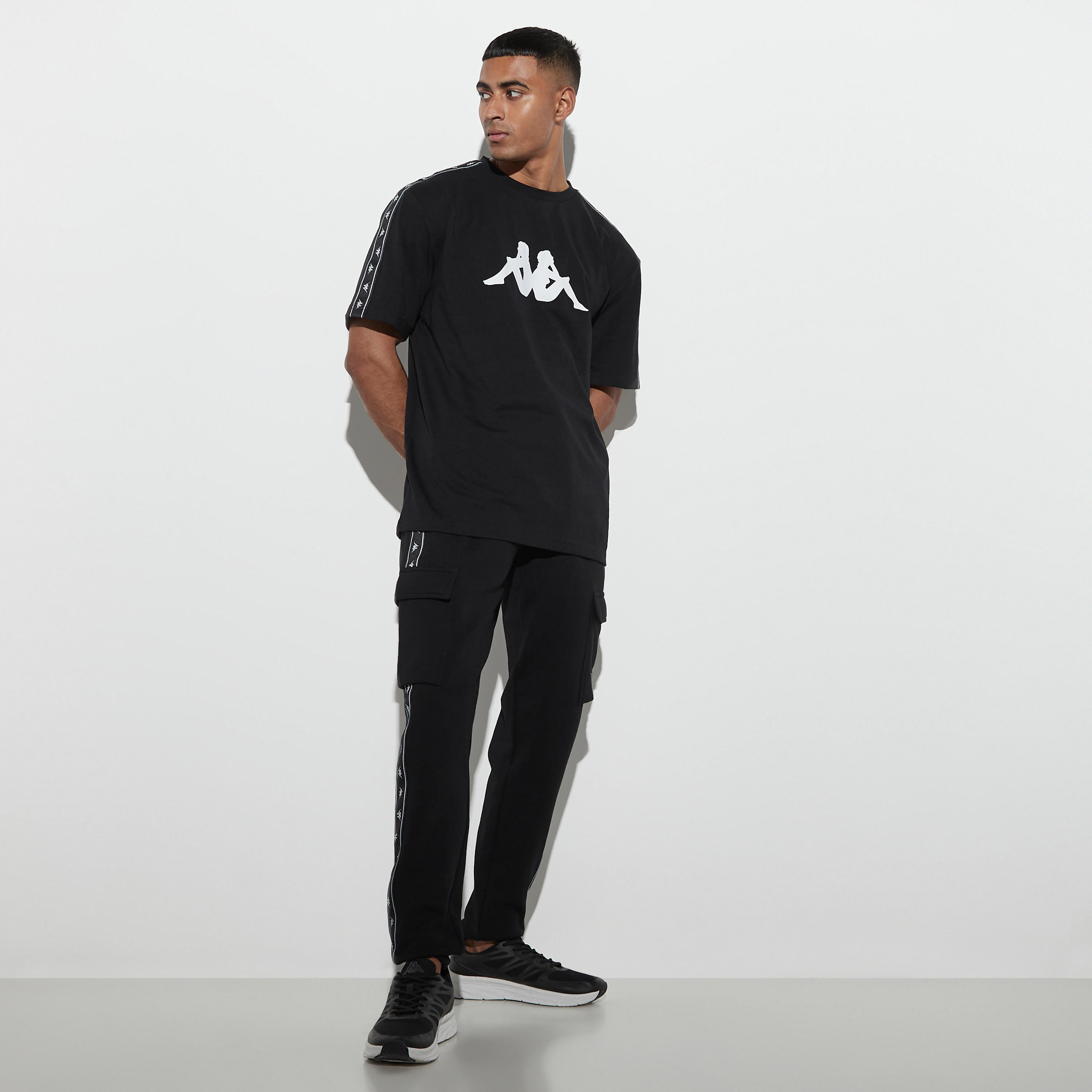 تيشيرت بأكمام قصيرة وياقة ضيقة وطبعات وشريطة من كابا-men-clothing-sportswearandactivewear-tshirtsandpolos-image-2