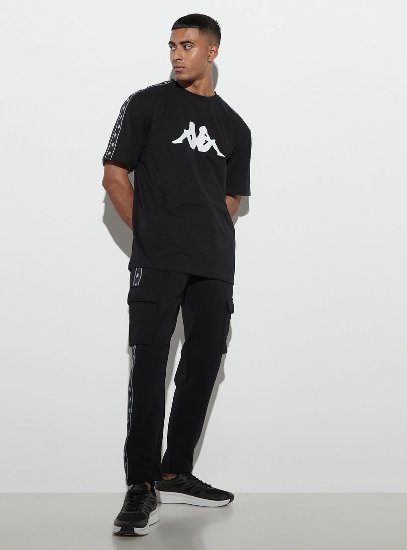 تيشيرت بأكمام قصيرة وياقة ضيقة وطبعات وشريطة من كابا-men-clothing-sportswearandactivewear-tshirtsandpolos-image-2