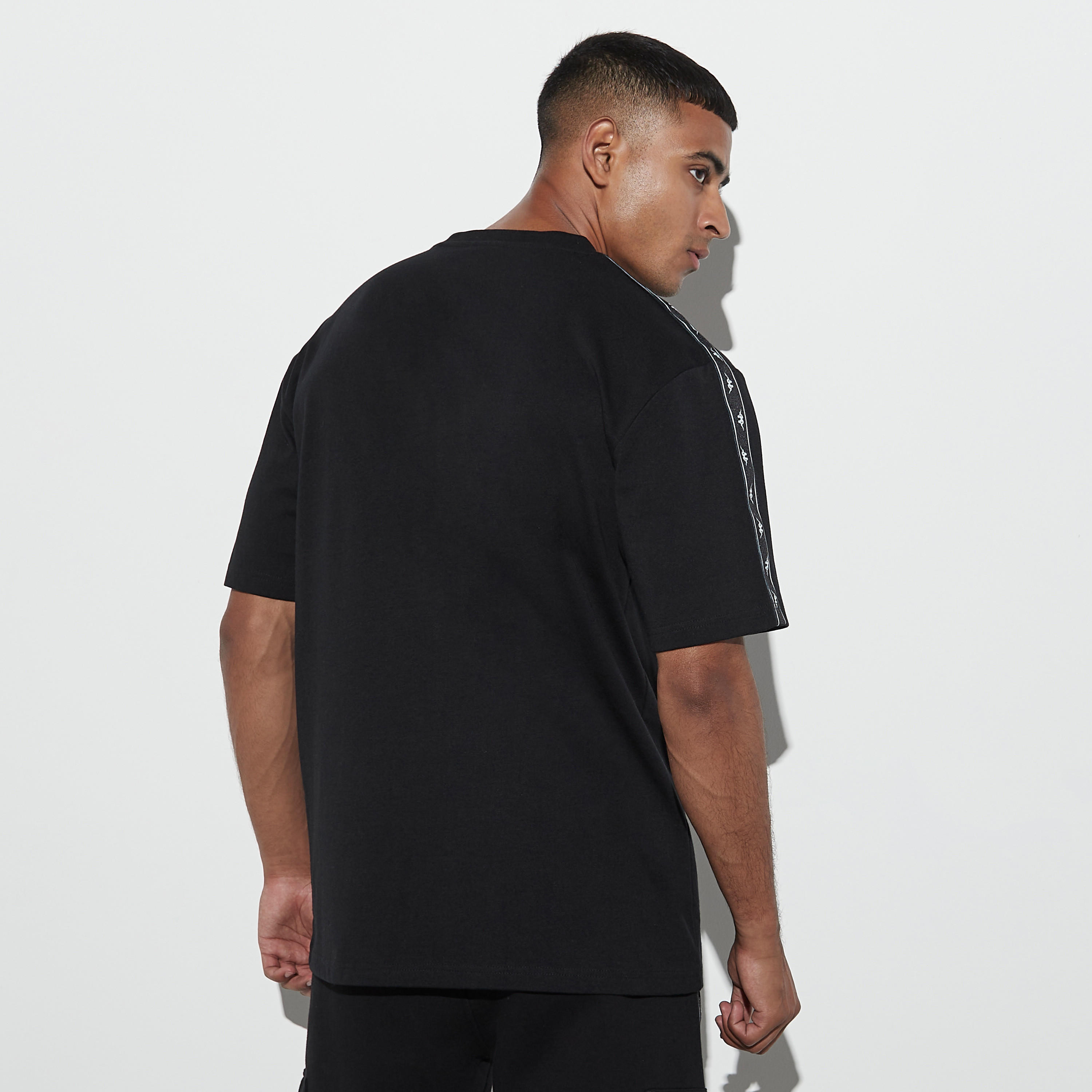 تيشيرت بأكمام قصيرة وياقة ضيقة وطبعات وشريطة من كابا-men-clothing-sportswearandactivewear-tshirtsandpolos-image-3