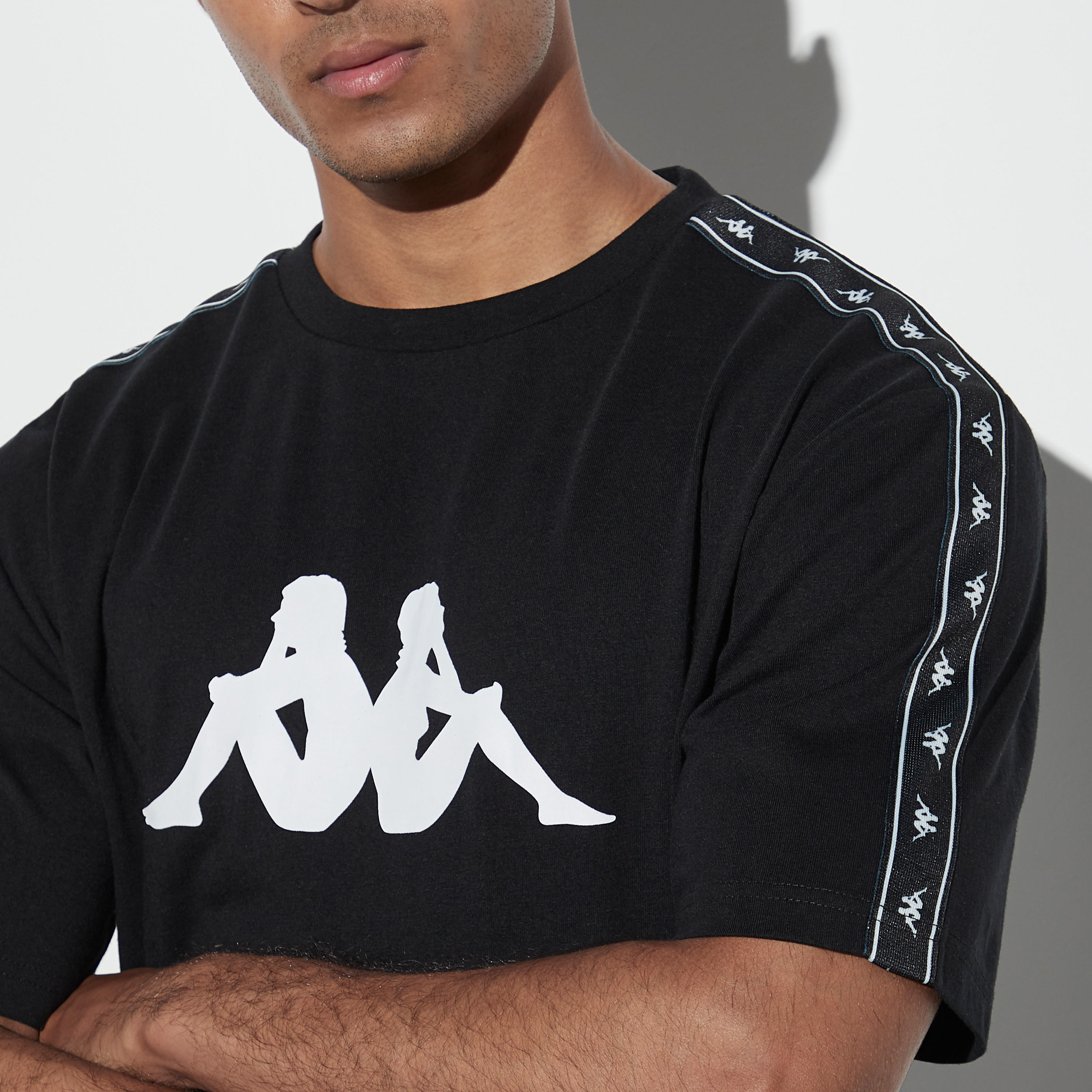 تيشيرت بأكمام قصيرة وياقة ضيقة وطبعات وشريطة من كابا-men-clothing-sportswearandactivewear-tshirtsandpolos-image-4