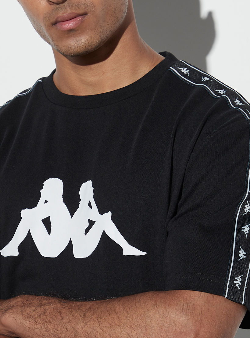 تيشيرت بأكمام قصيرة وياقة ضيقة وطبعات وشريطة من كابا-men-clothing-sportswearandactivewear-tshirtsandpolos-image-4