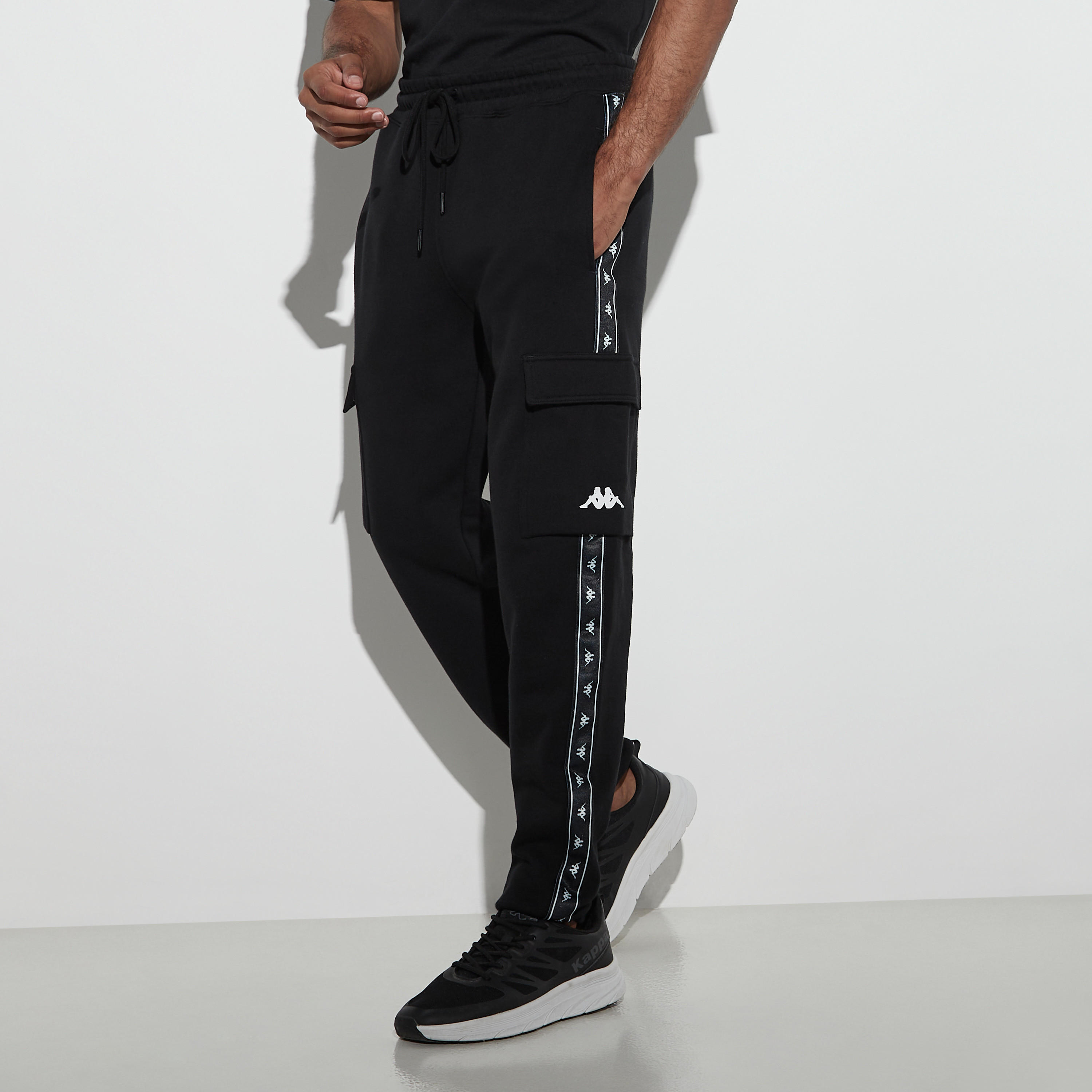 بنطلون رياضي محبوك برباط إغلاق وجيوب وشريطة من كابا-men-clothing-sportswearandactivewear-bottoms-image-1