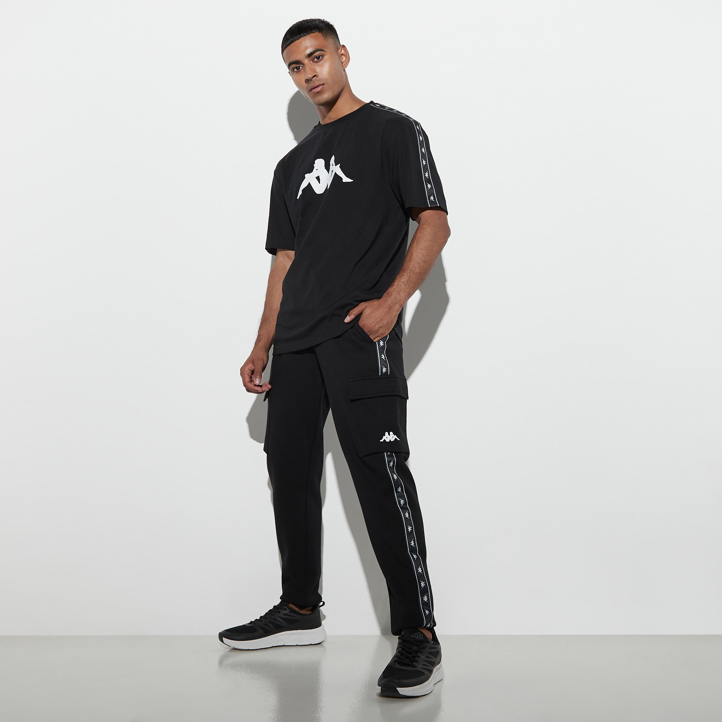 بنطلون رياضي محبوك برباط إغلاق وجيوب وشريطة من كابا-men-clothing-sportswearandactivewear-bottoms-image-2