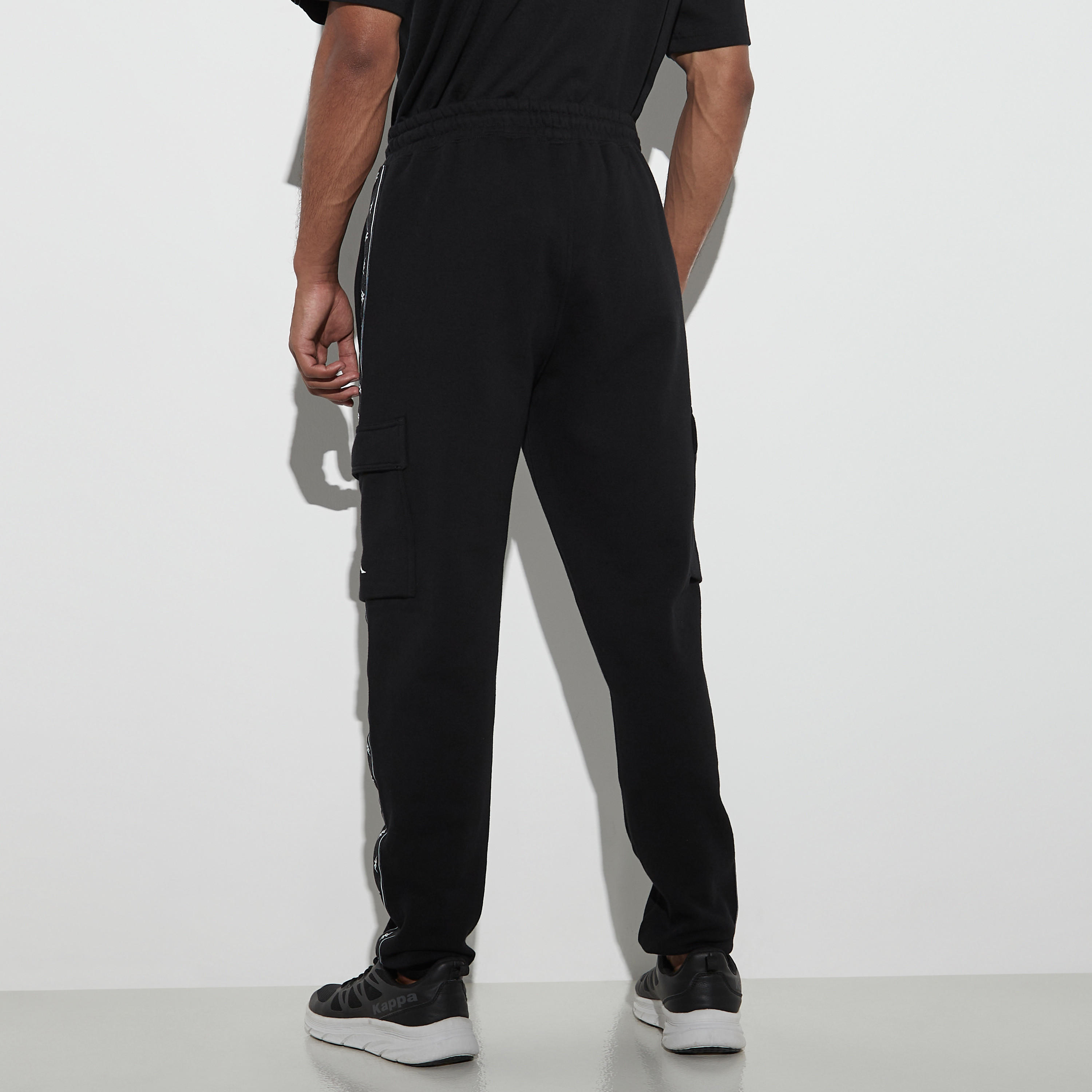 بنطلون رياضي محبوك برباط إغلاق وجيوب وشريطة من كابا-men-clothing-sportswearandactivewear-bottoms-image-3