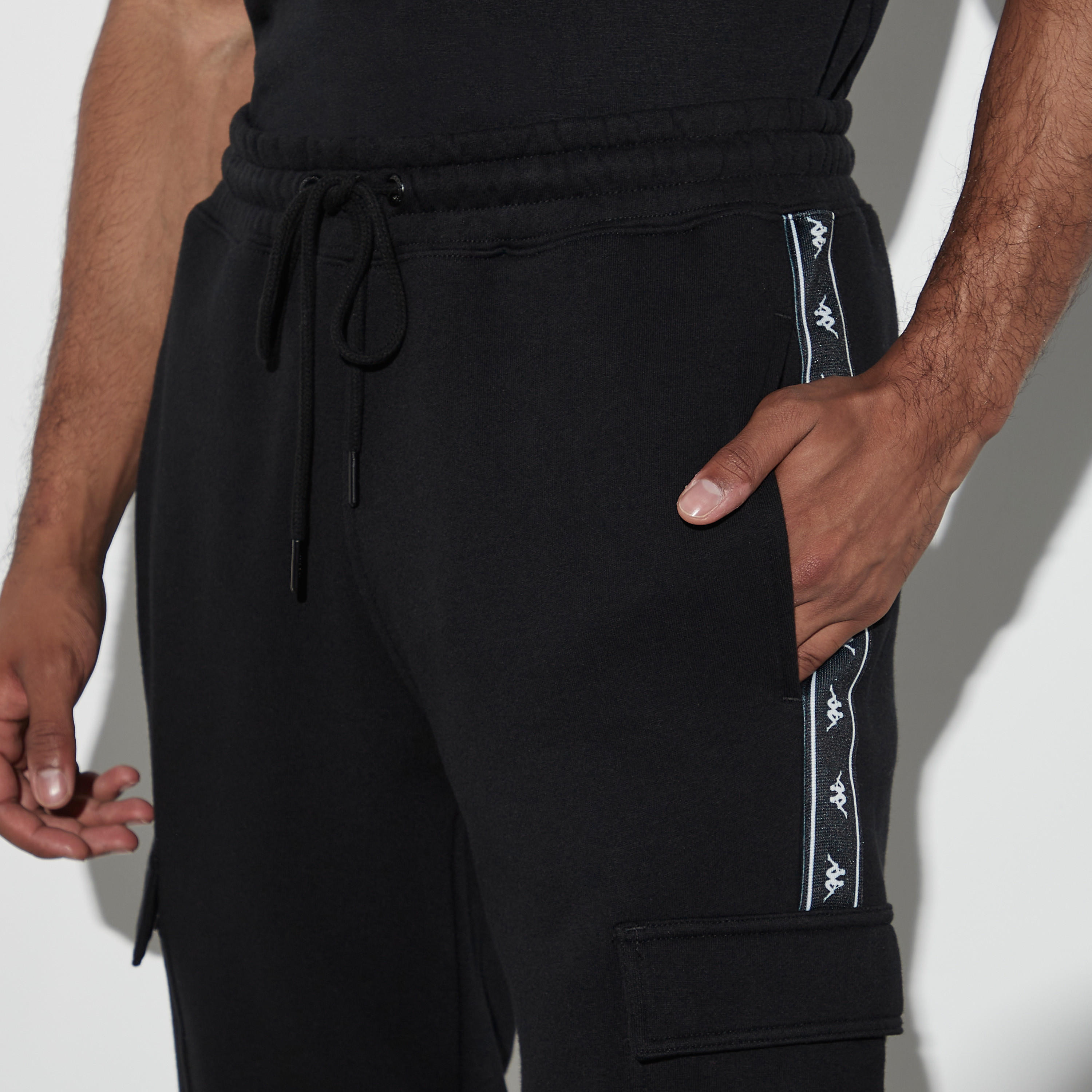 بنطلون رياضي محبوك برباط إغلاق وجيوب وشريطة من كابا-men-clothing-sportswearandactivewear-bottoms-image-4