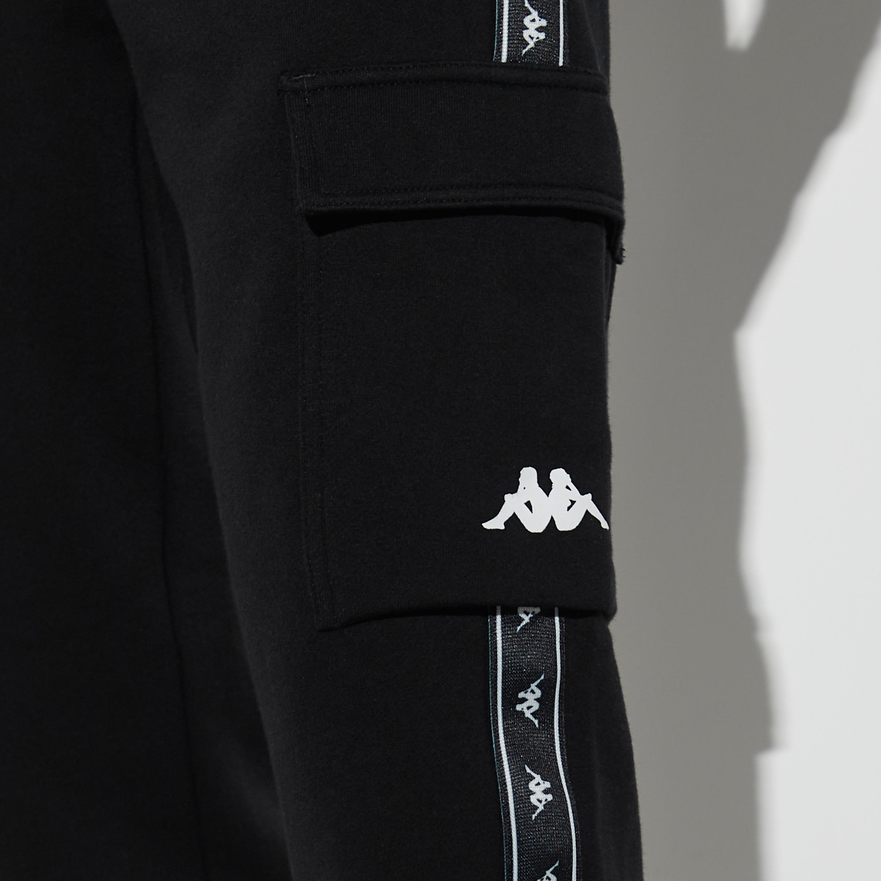 بنطلون رياضي محبوك برباط إغلاق وجيوب وشريطة من كابا-men-clothing-sportswearandactivewear-bottoms-image-5