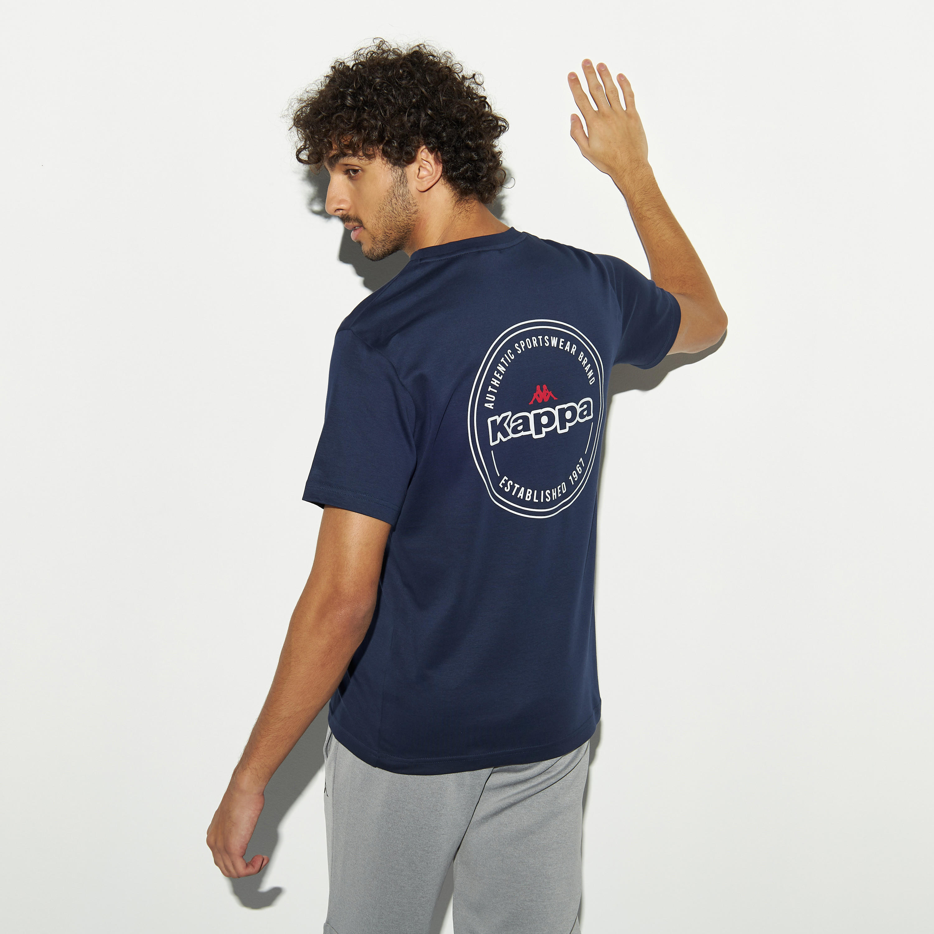 تيشيرت بياقة ضيقة وأكمام قصيرة وطبعات من كابا-men-clothing-sportswearandactivewear-tshirtsandpolos-image-1