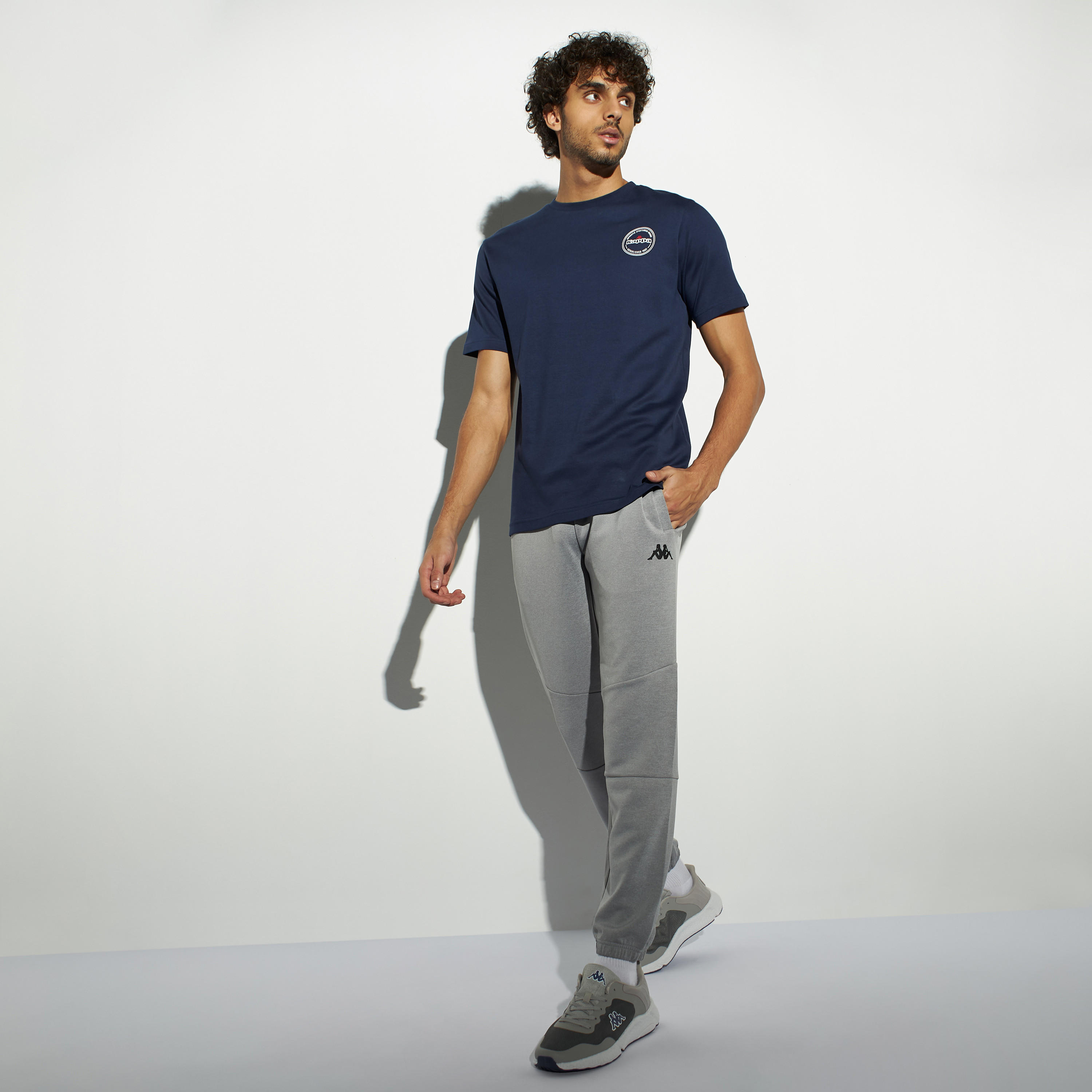 تيشيرت بياقة ضيقة وأكمام قصيرة وطبعات من كابا-men-clothing-sportswearandactivewear-tshirtsandpolos-image-2