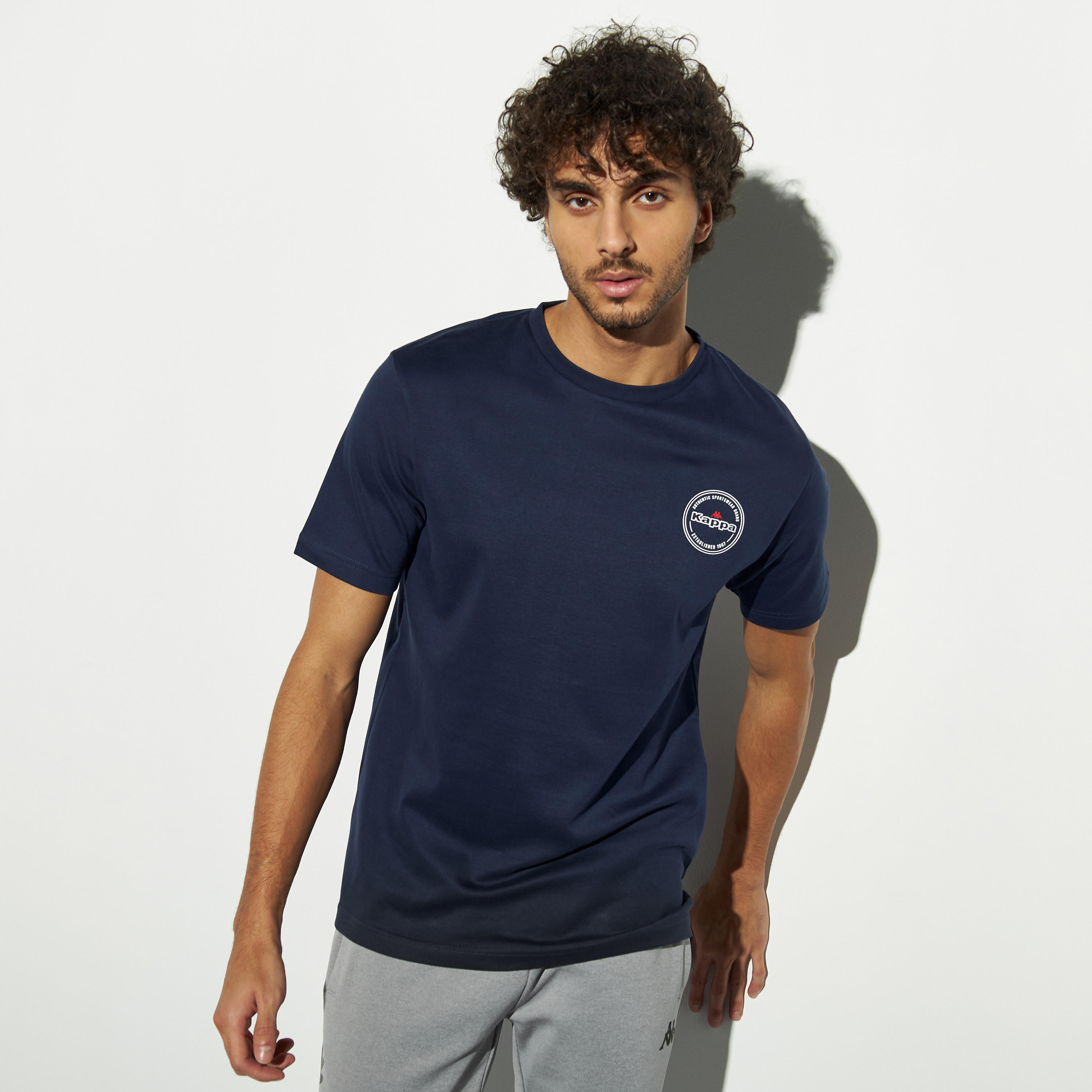 تيشيرت بياقة ضيقة وأكمام قصيرة وطبعات من كابا-men-clothing-sportswearandactivewear-tshirtsandpolos-image-3