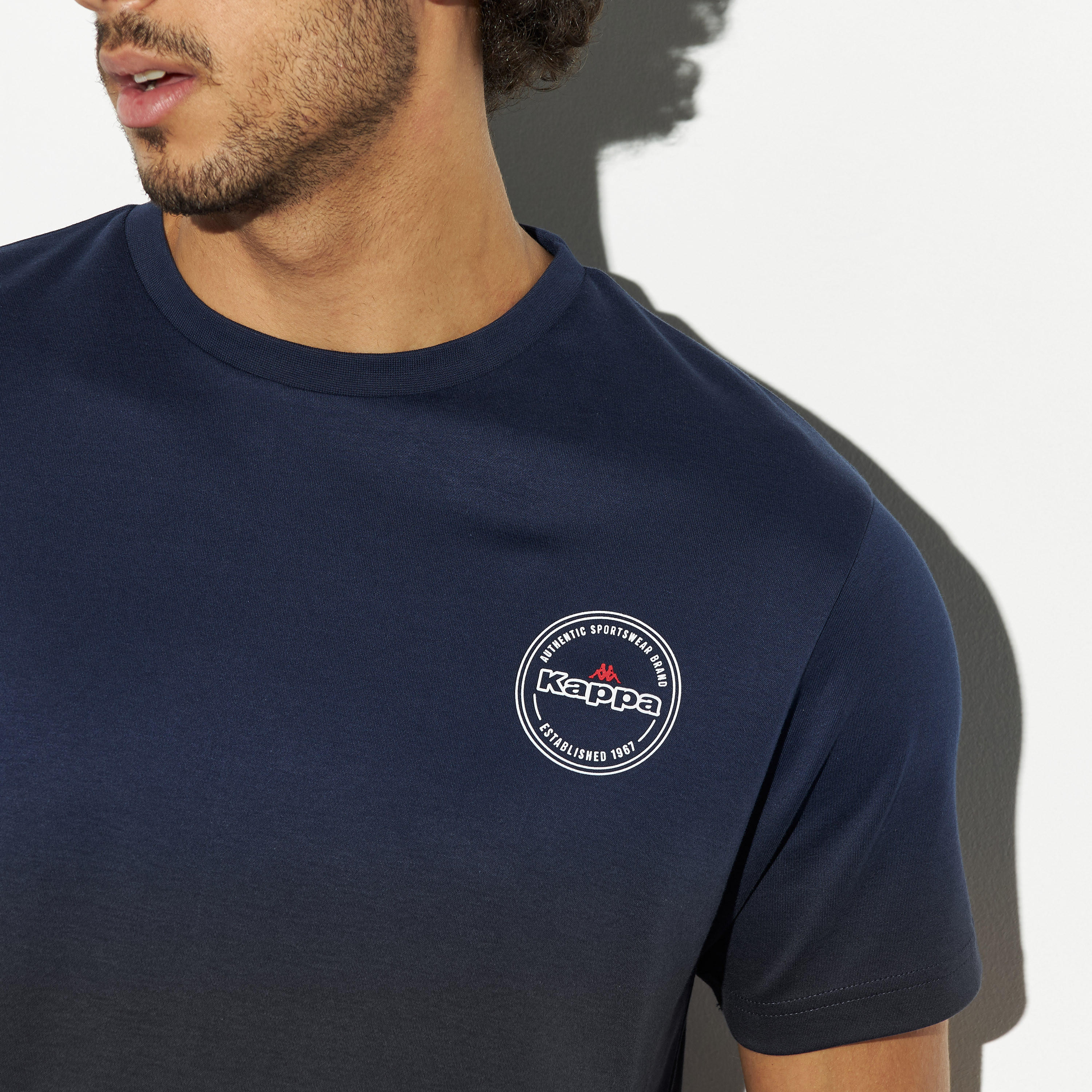 تيشيرت بياقة ضيقة وأكمام قصيرة وطبعات من كابا-men-clothing-sportswearandactivewear-tshirtsandpolos-image-4