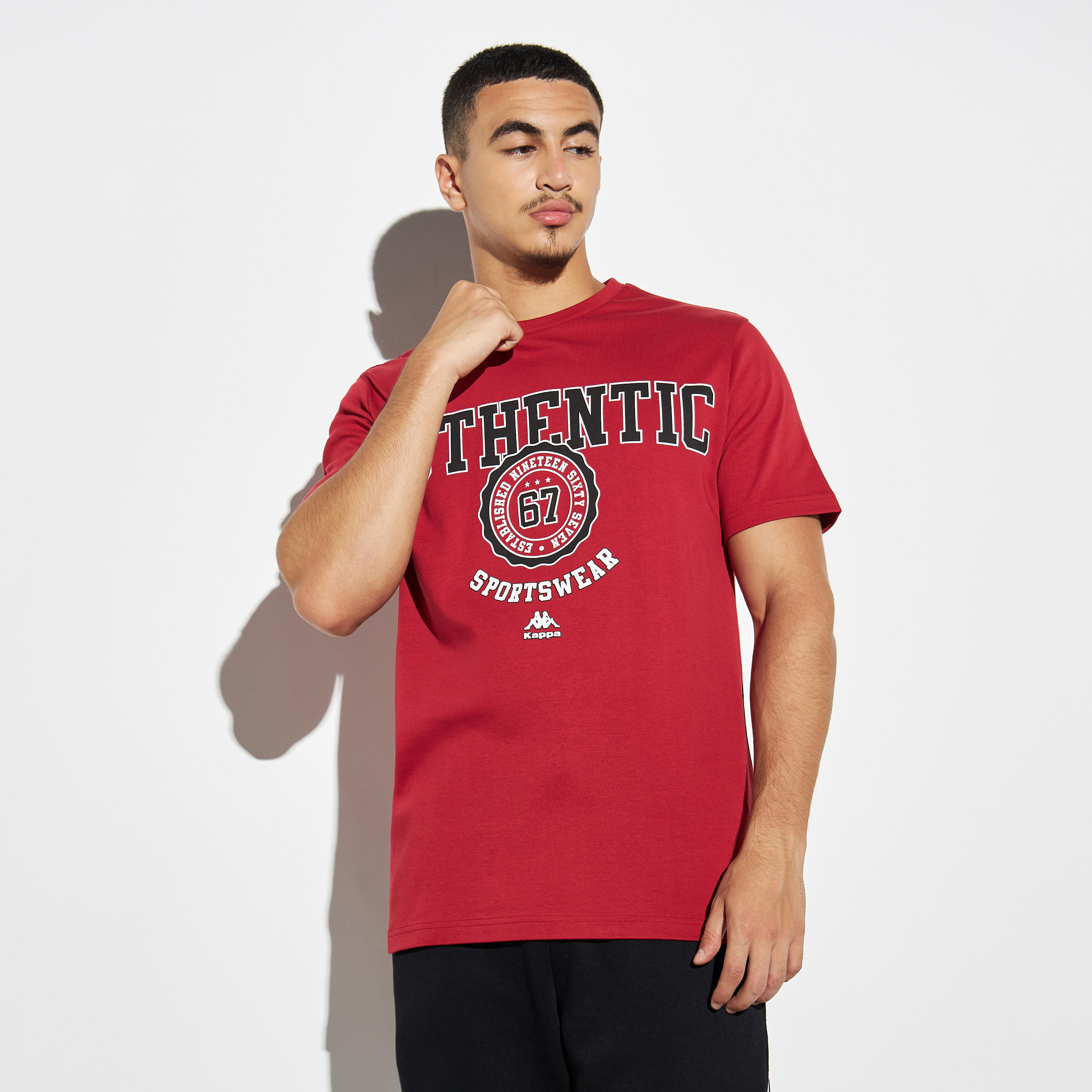 تيشيرت بياقة ضيقة وطبعات من كابا-men-clothing-sportswearandactivewear-tshirtsandpolos-image-1