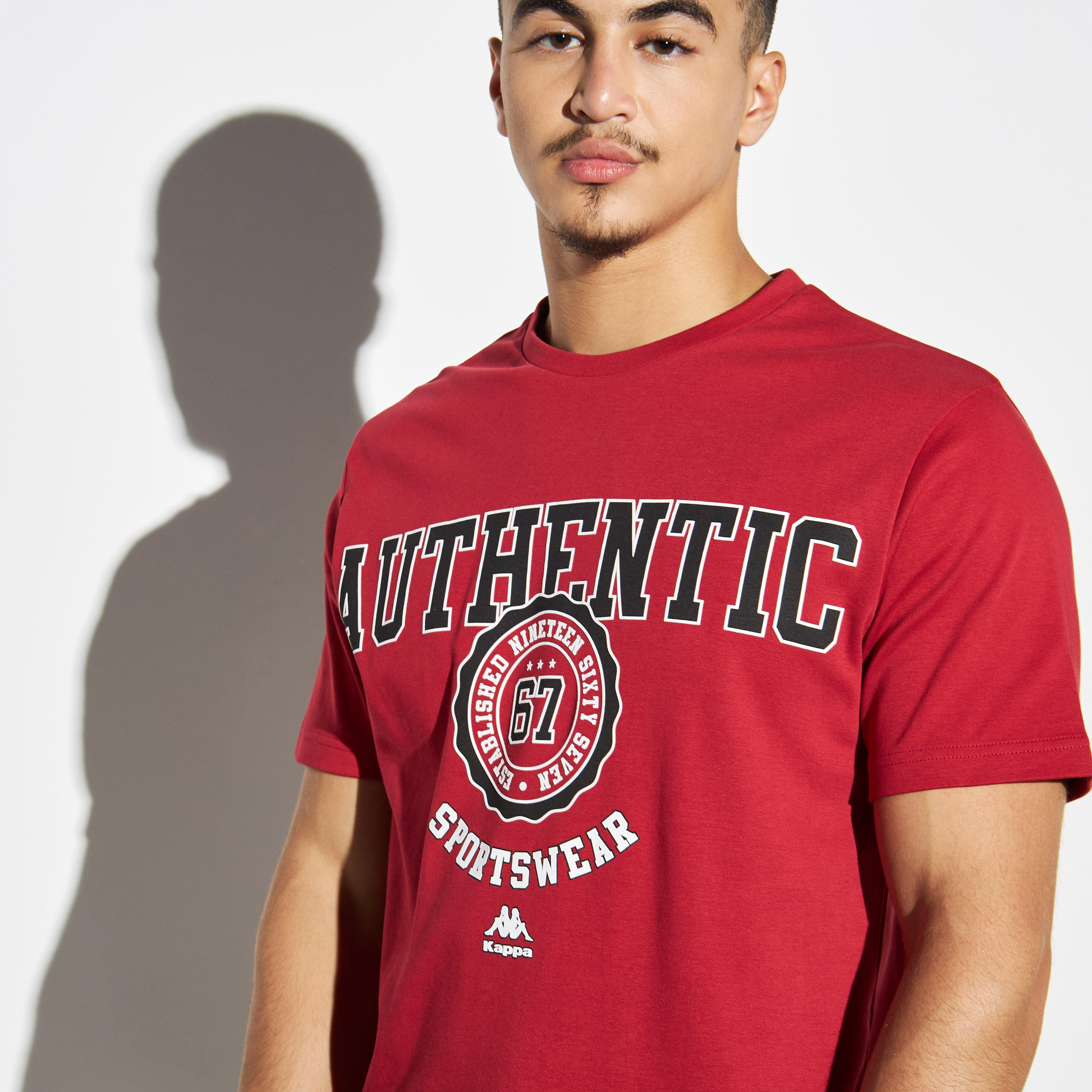 تيشيرت بياقة ضيقة وطبعات من كابا-men-clothing-sportswearandactivewear-tshirtsandpolos-image-4