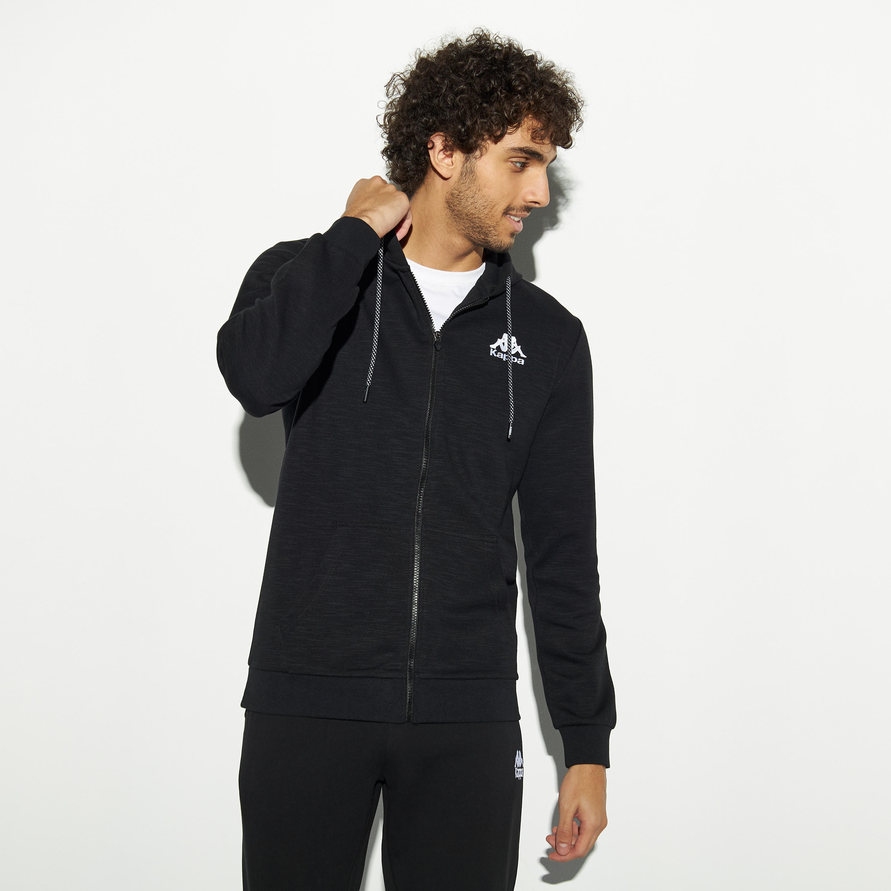 هودي بسحاب إغلاق وجيوب وتفاصيل شعار من كابا-men-winterwear-hoodiesandsweatshirts-image-1