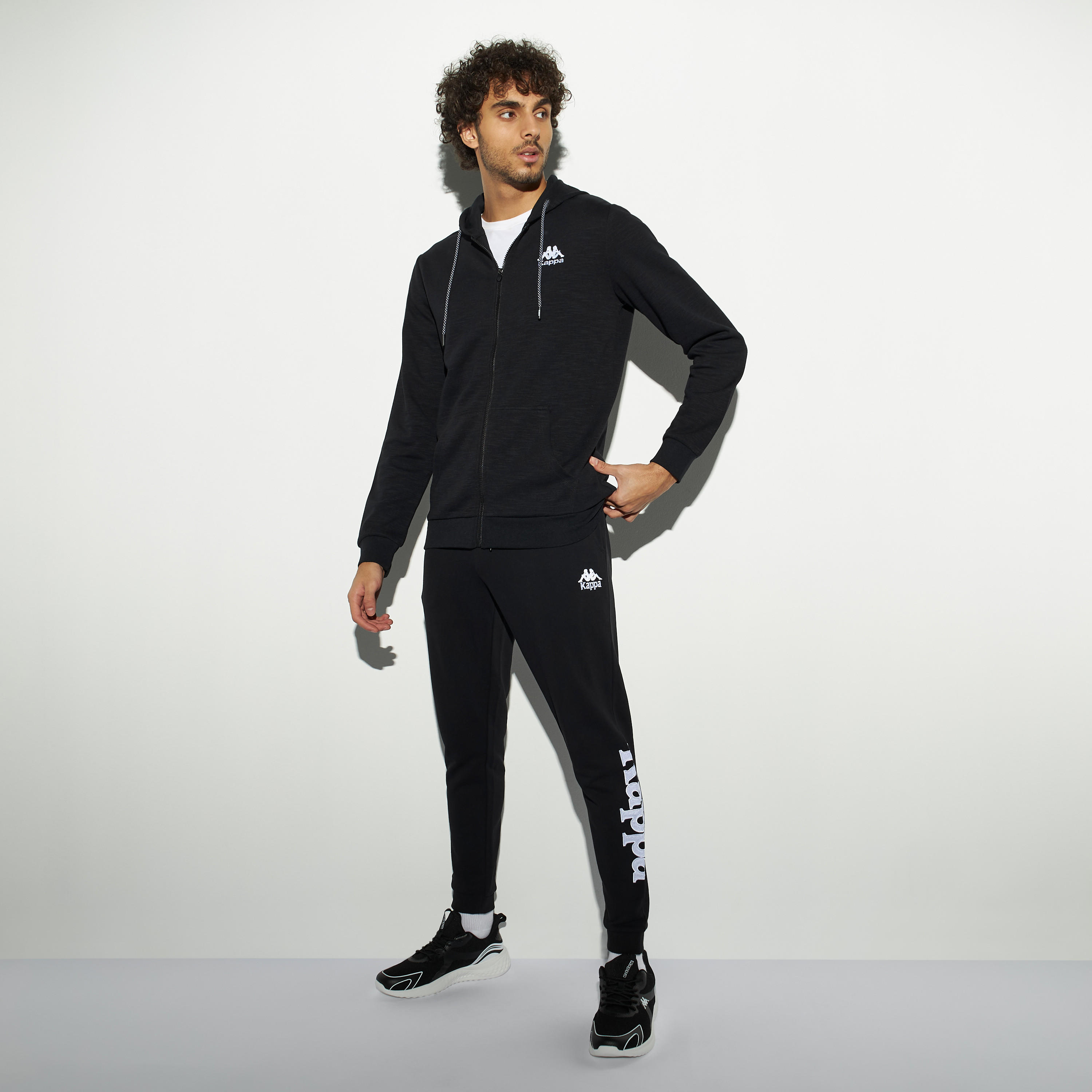 هودي بسحاب إغلاق وجيوب وتفاصيل شعار من كابا-men-winterwear-hoodiesandsweatshirts-image-2