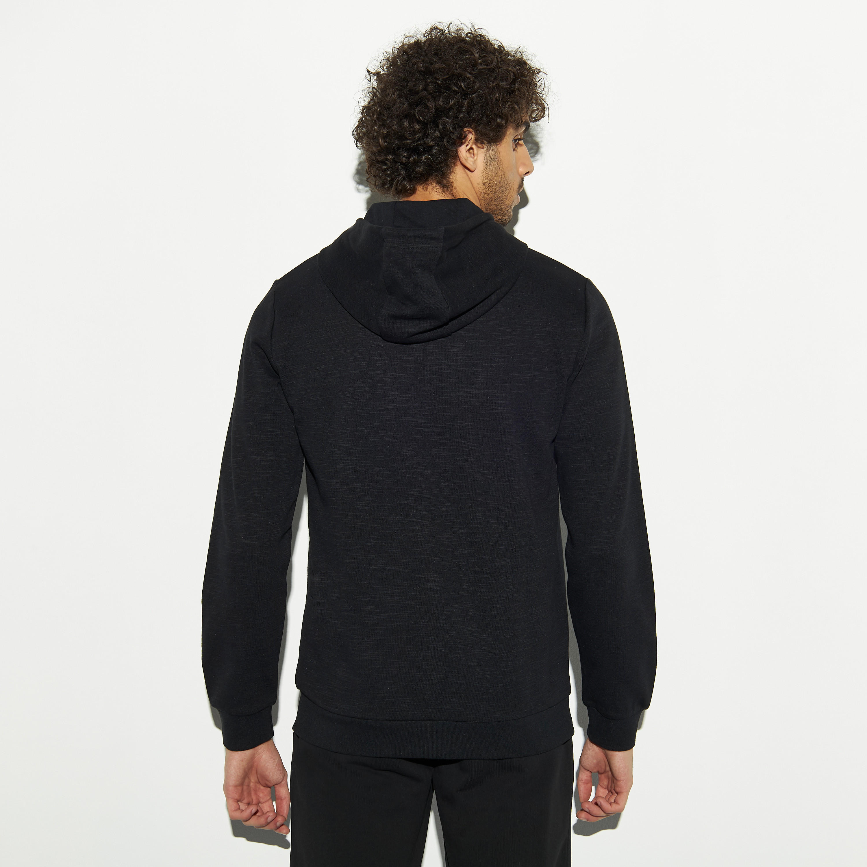 هودي بسحاب إغلاق وجيوب وتفاصيل شعار من كابا-men-winterwear-hoodiesandsweatshirts-image-3