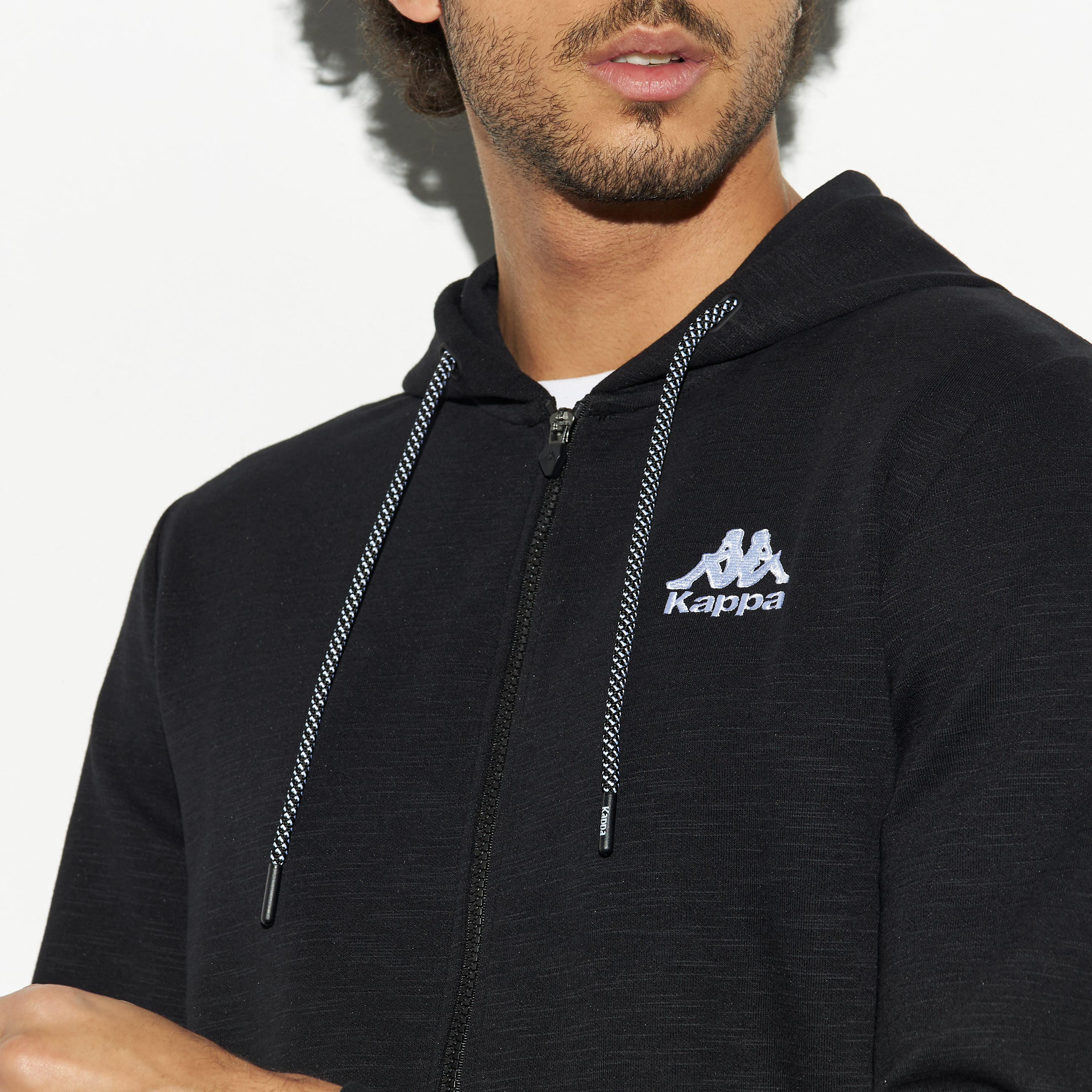 هودي بسحاب إغلاق وجيوب وتفاصيل شعار من كابا-men-winterwear-hoodiesandsweatshirts-image-4
