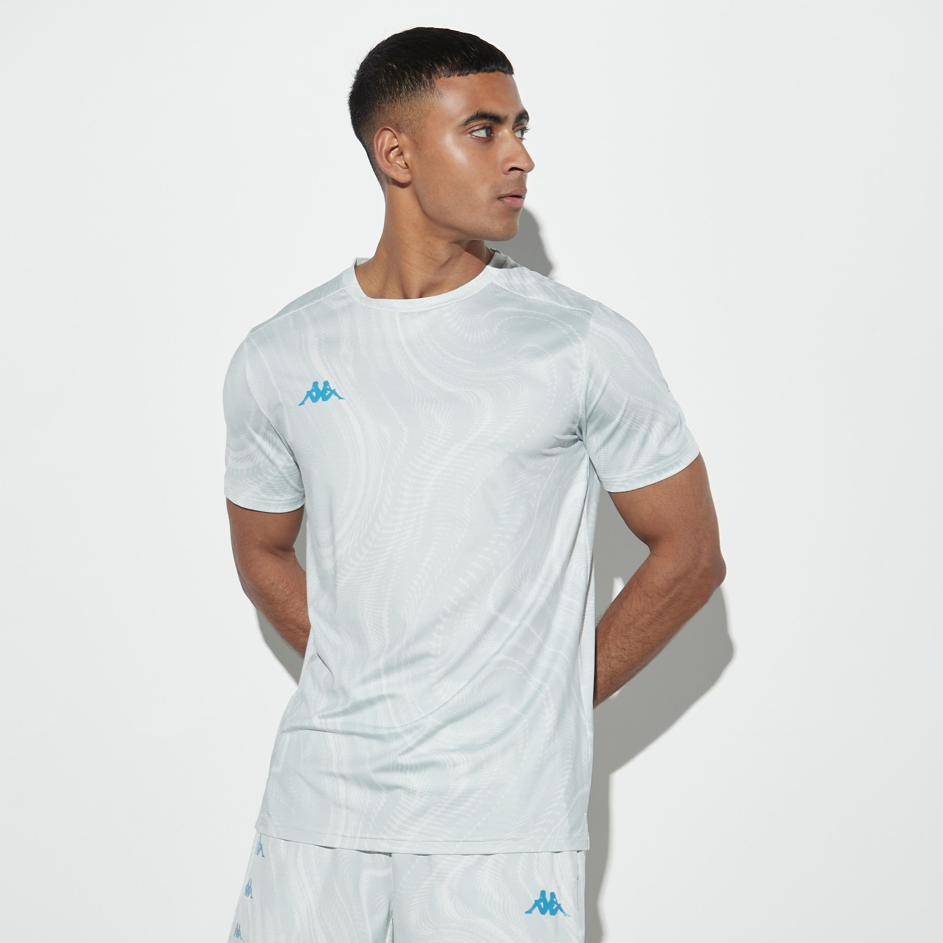 تيشيرت بياقة ضيقة وأكمام قصيرة وطبعات من كابا-men-clothing-sportswearandactivewear-tshirtsandpolos-image-1