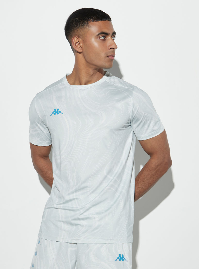 تيشيرت بياقة ضيقة وأكمام قصيرة وطبعات من كابا-men-clothing-sportswearandactivewear-tshirtsandpolos-image-1