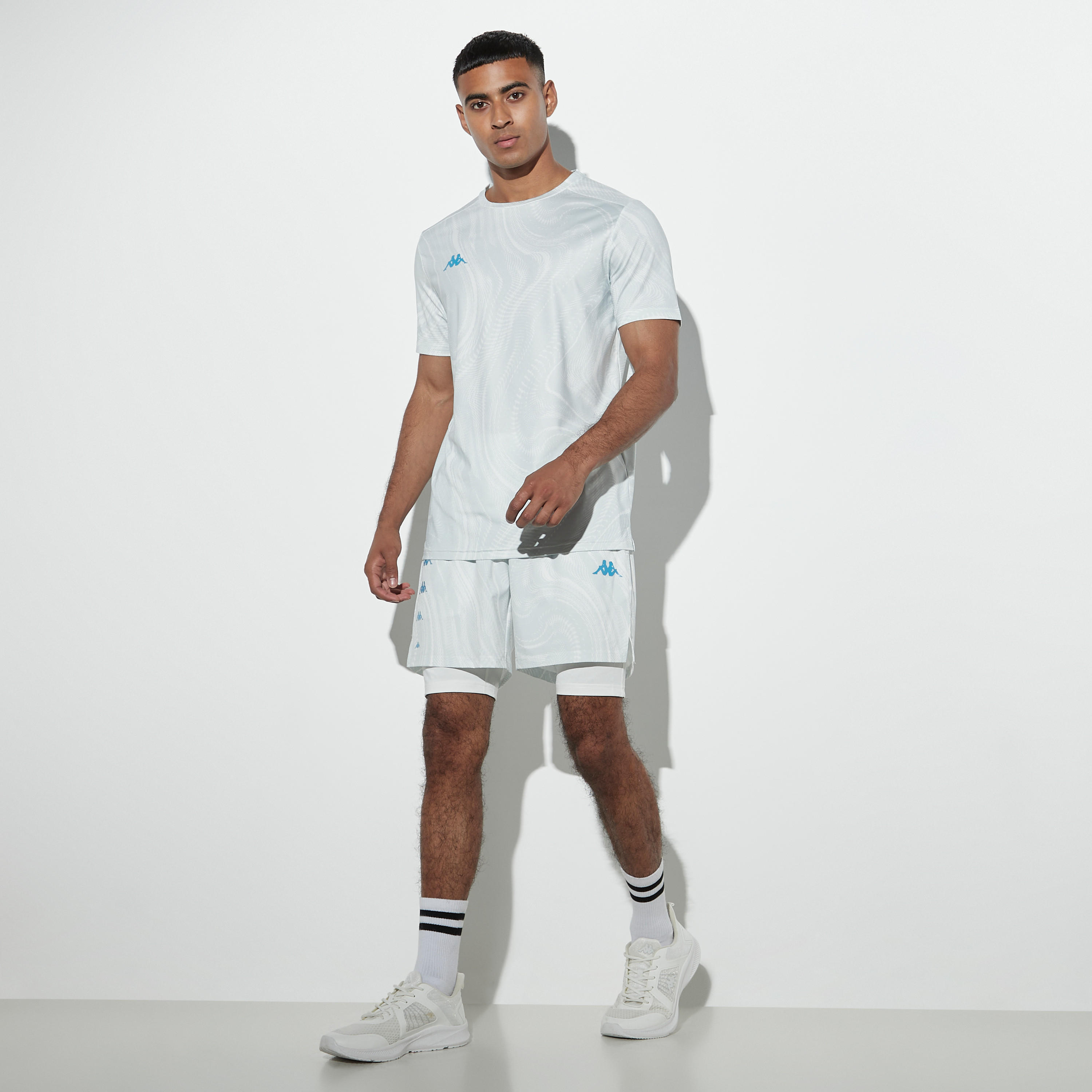تيشيرت بياقة ضيقة وأكمام قصيرة وطبعات من كابا-men-clothing-sportswearandactivewear-tshirtsandpolos-image-2