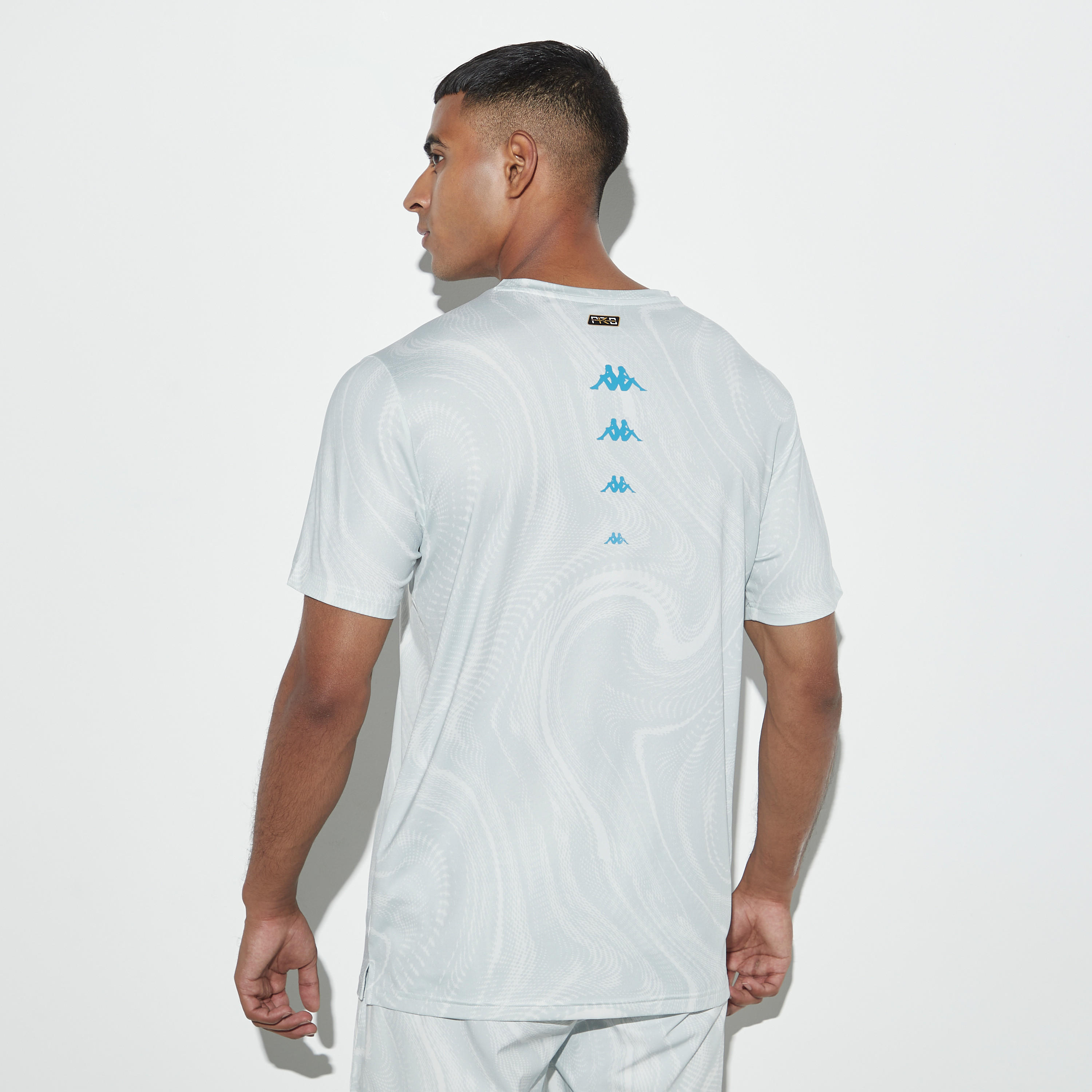 تيشيرت بياقة ضيقة وأكمام قصيرة وطبعات من كابا-men-clothing-sportswearandactivewear-tshirtsandpolos-image-3