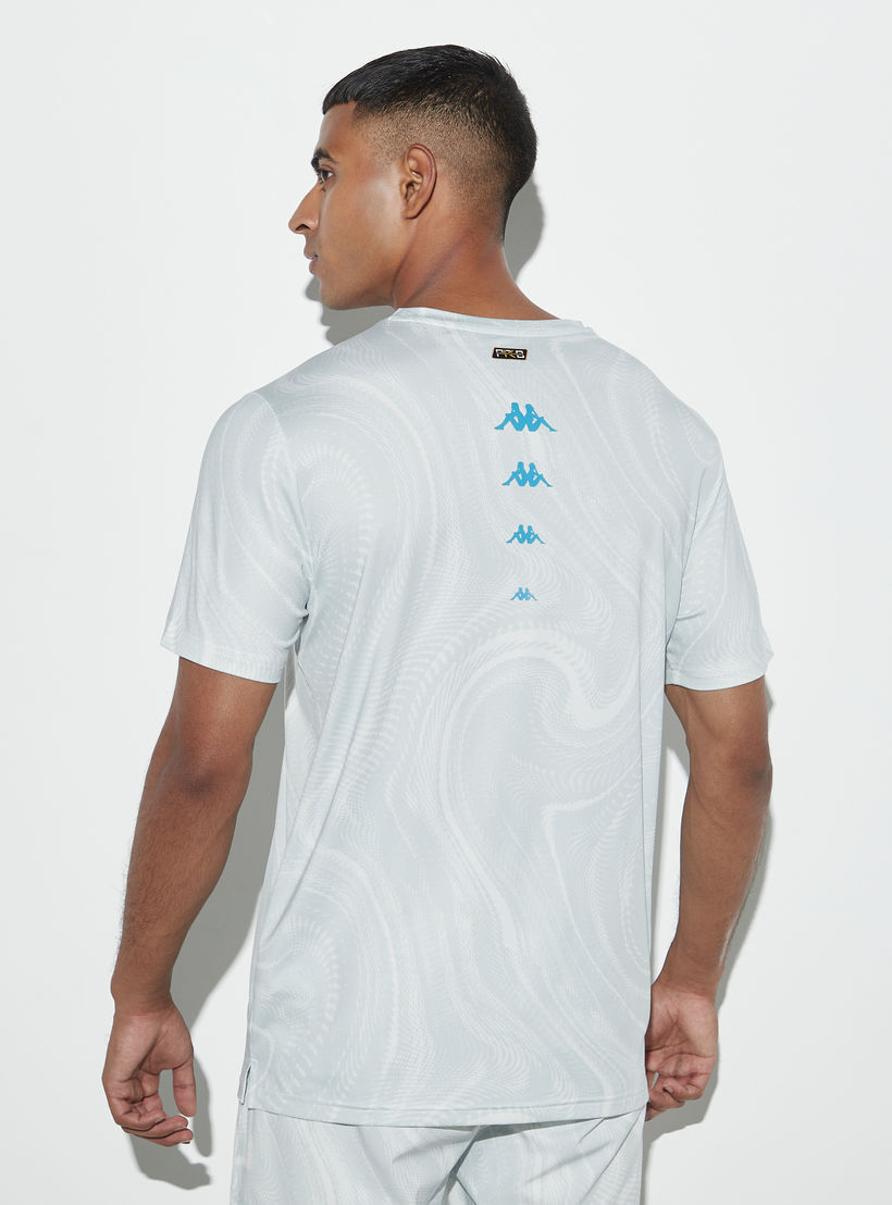 تيشيرت بياقة ضيقة وأكمام قصيرة وطبعات من كابا-men-clothing-sportswearandactivewear-tshirtsandpolos-image-3