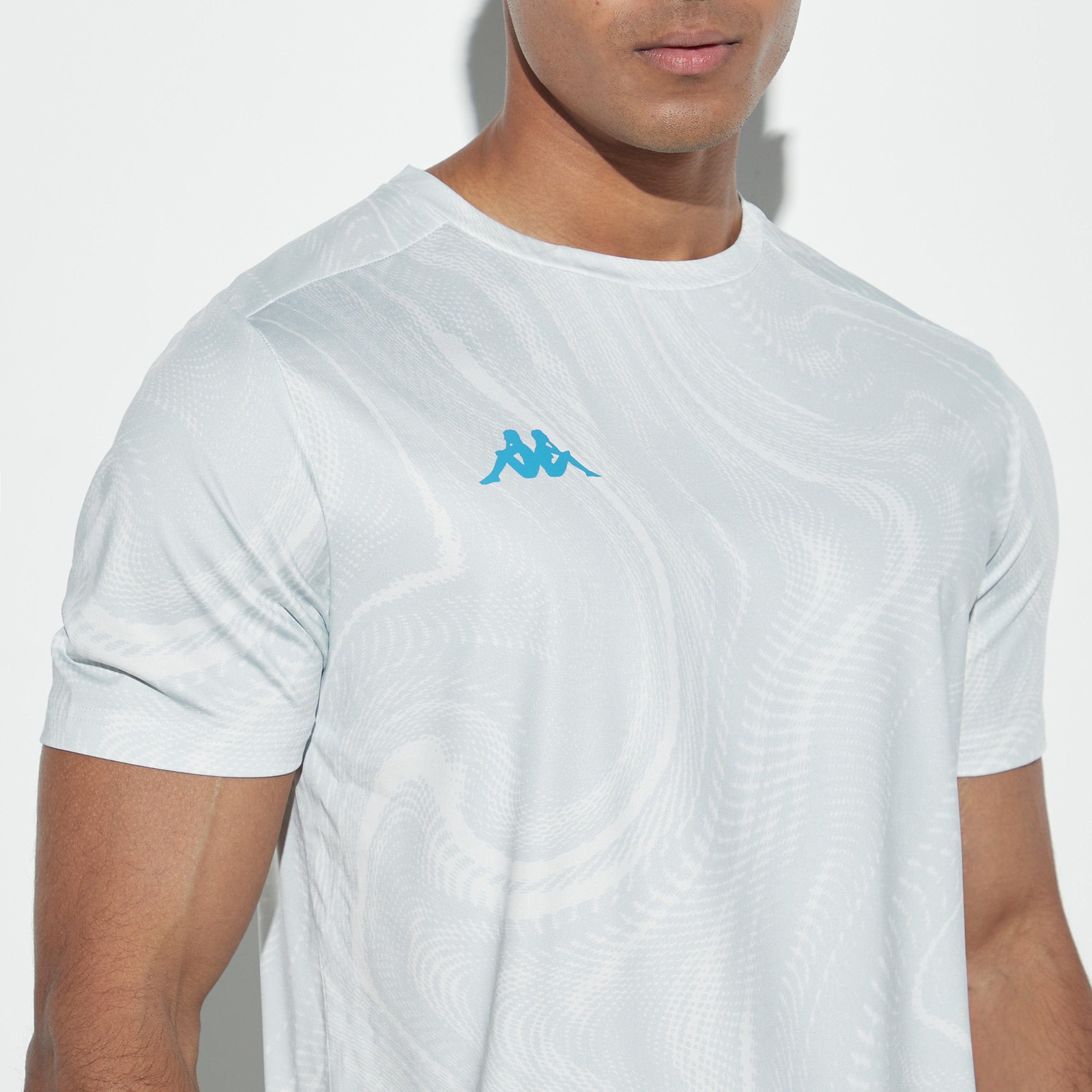 تيشيرت بياقة ضيقة وأكمام قصيرة وطبعات من كابا-men-clothing-sportswearandactivewear-tshirtsandpolos-image-4