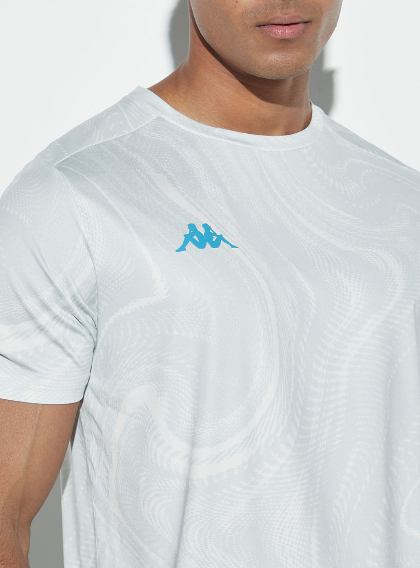 تيشيرت بياقة ضيقة وأكمام قصيرة وطبعات من كابا-men-clothing-sportswearandactivewear-tshirtsandpolos-image-4