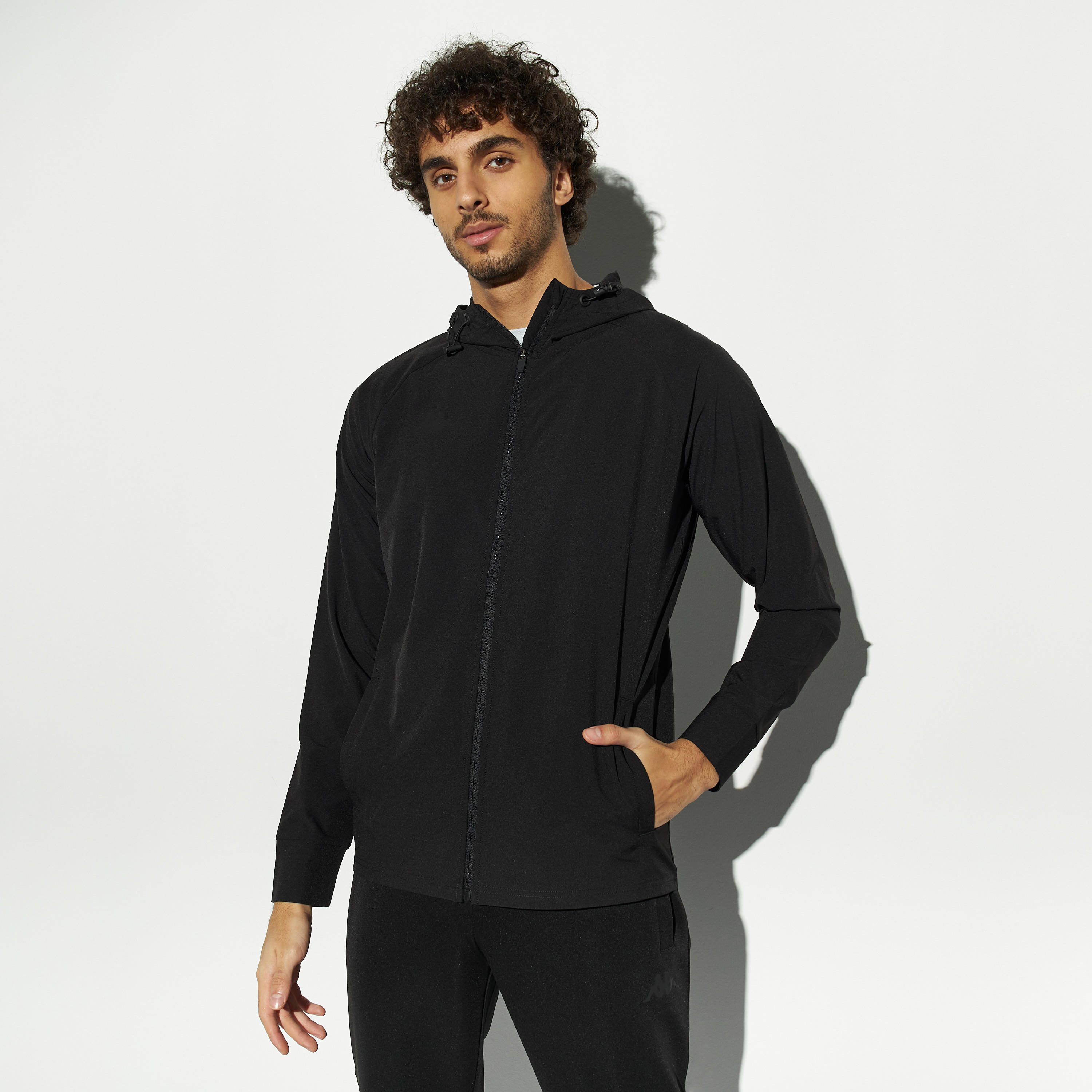 جاكيت تدريب بقبعة وسحّاب إغلاق وجيوب وتفاصيل شعار من كابا-men-winterwear-hoodiesandsweatshirts-image-1